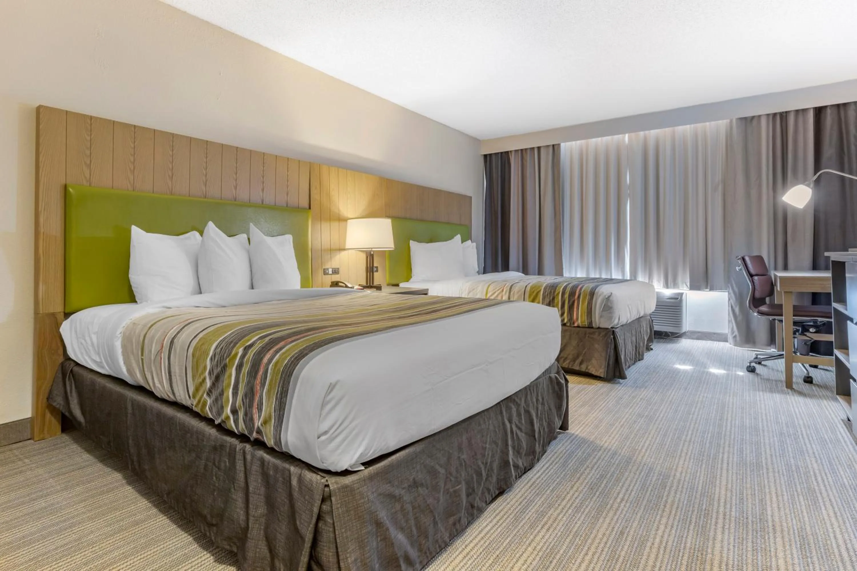 Bed in Country Inn & Suites by Radisson, Lumberton, NC