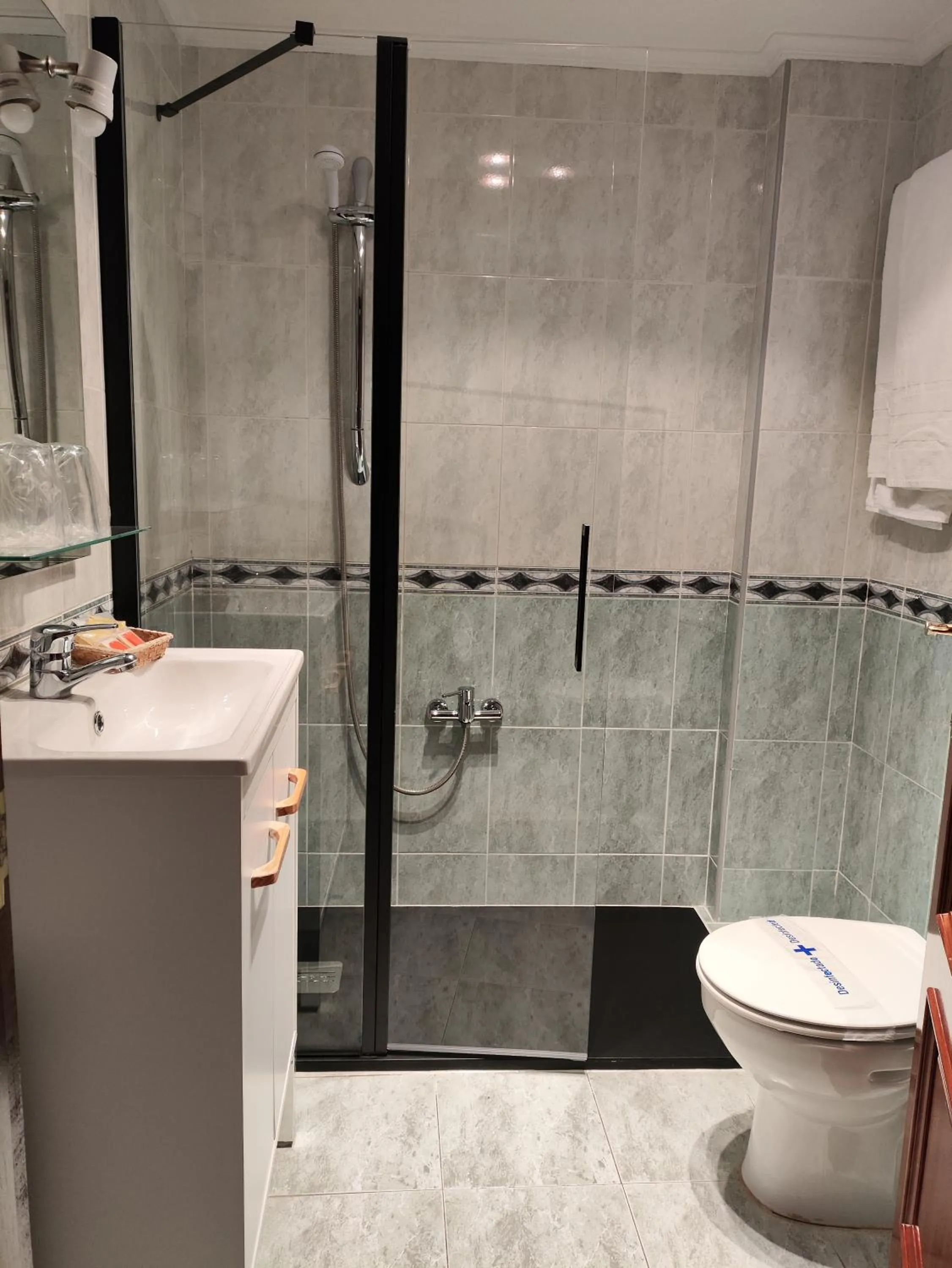 Shower in Hostal Ciudad de Nájera