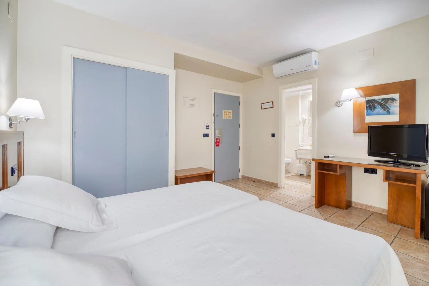 Photo of the whole room, Bed in Hospedium Hotel Abril