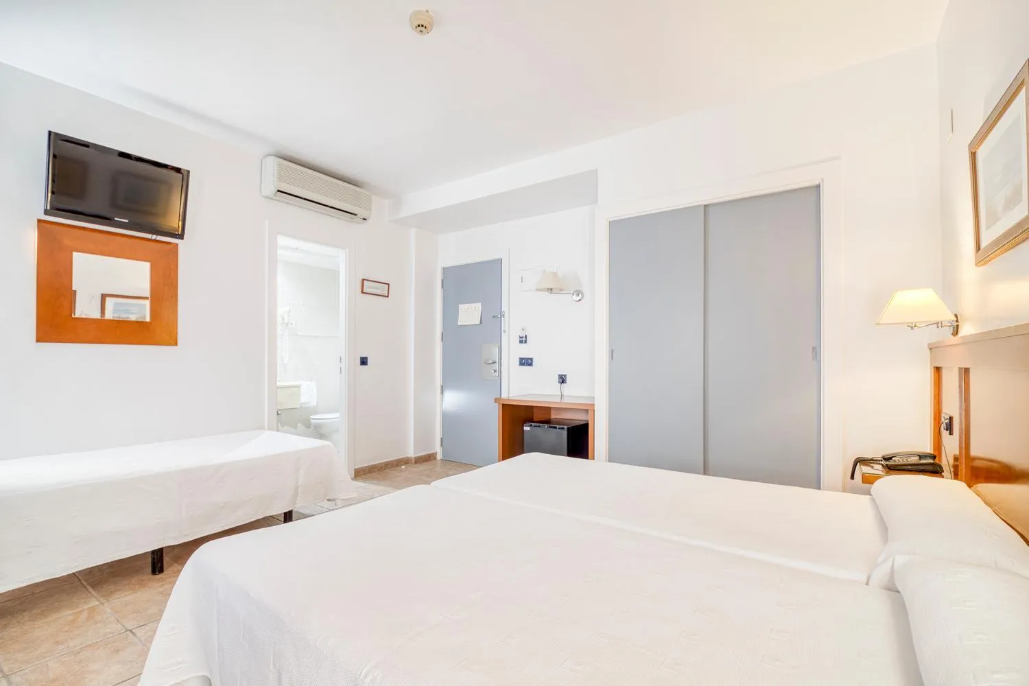 Photo of the whole room, Bed in Hospedium Hotel Abril