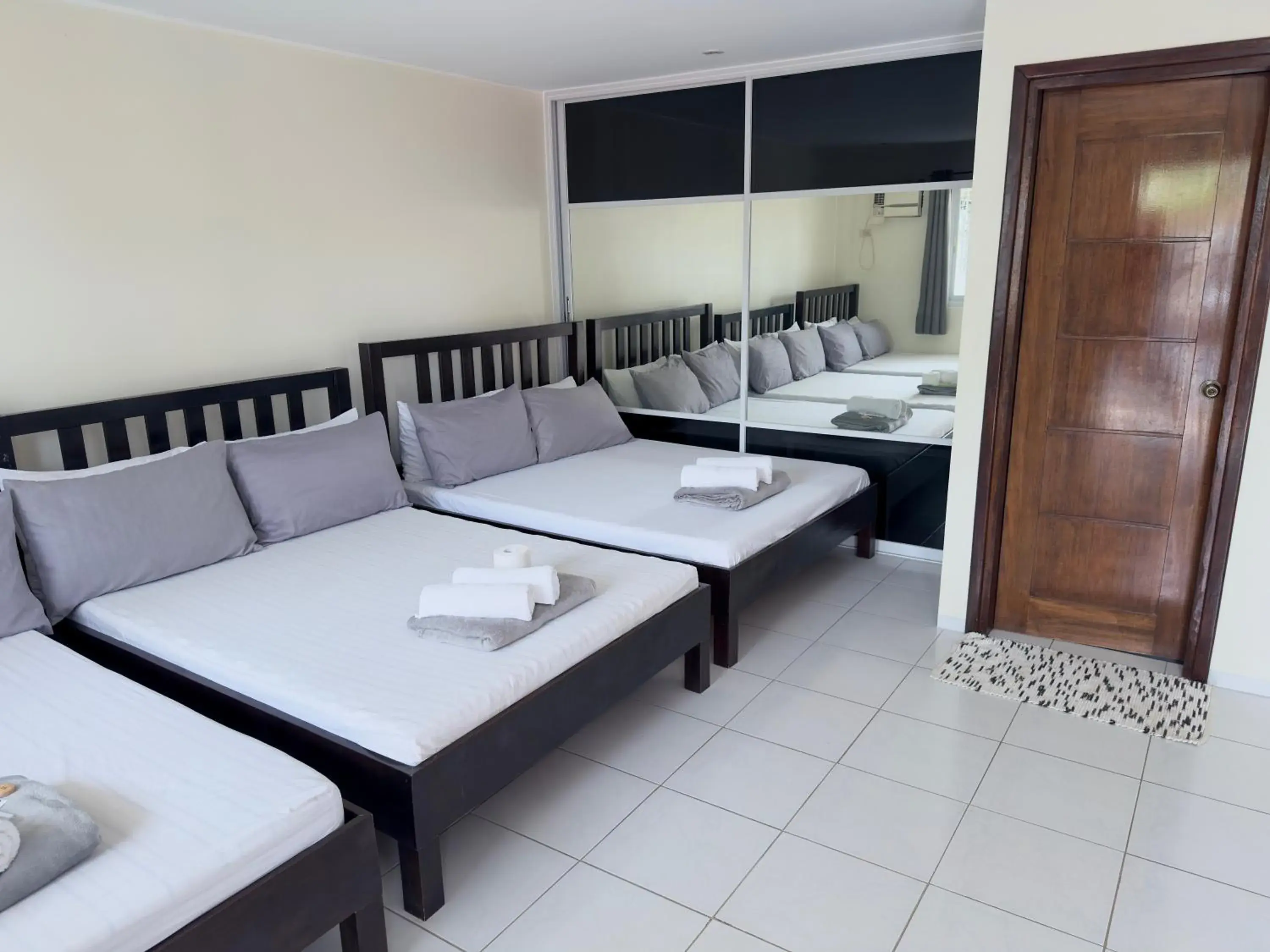 Double Room with Balcony in Victoria's Bed & Breakfast Double Room with Balcony in Victoria's Bed & Breakfast