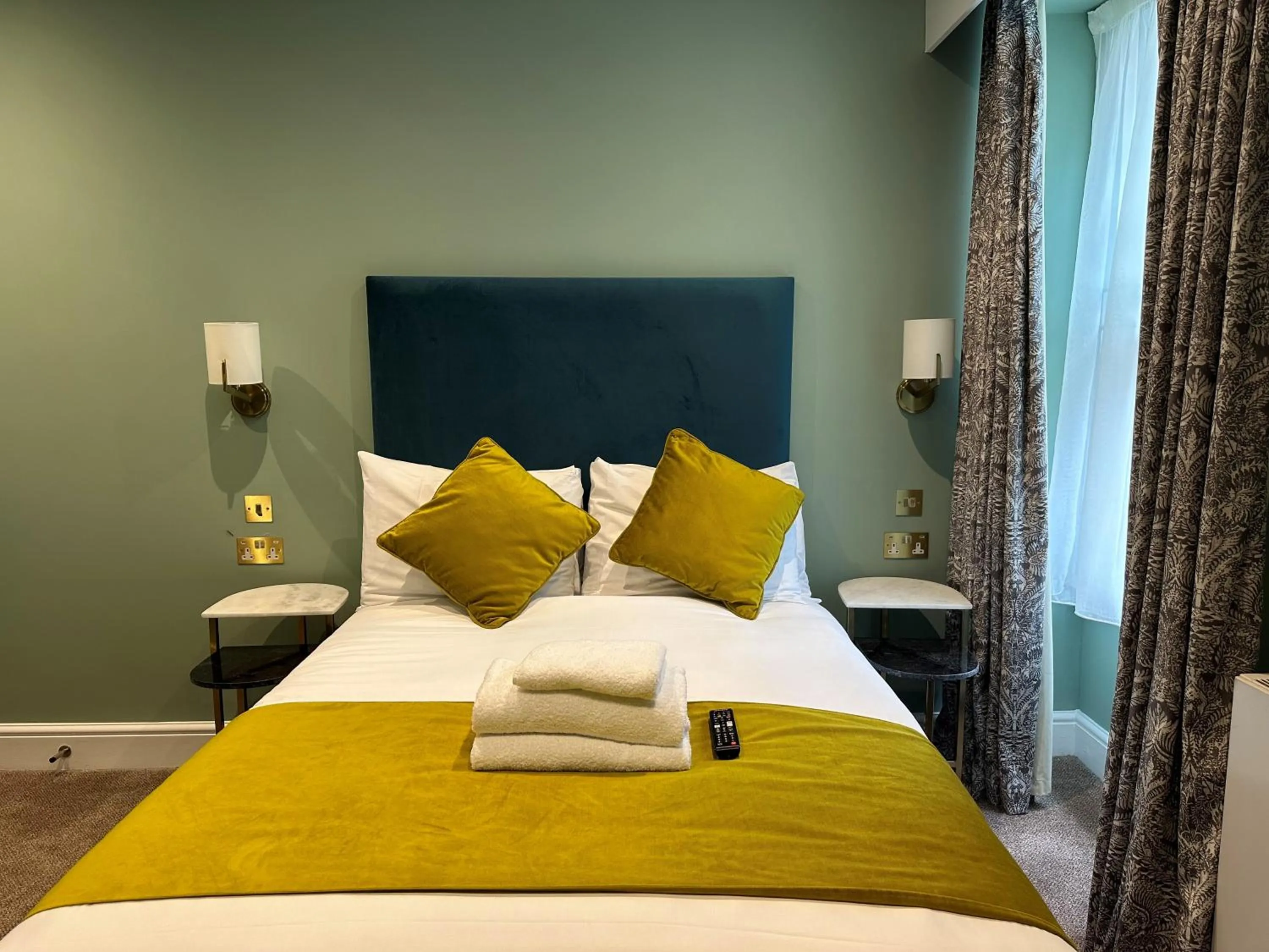 Bedroom, Bed in Bloomsbury Palace Hotel