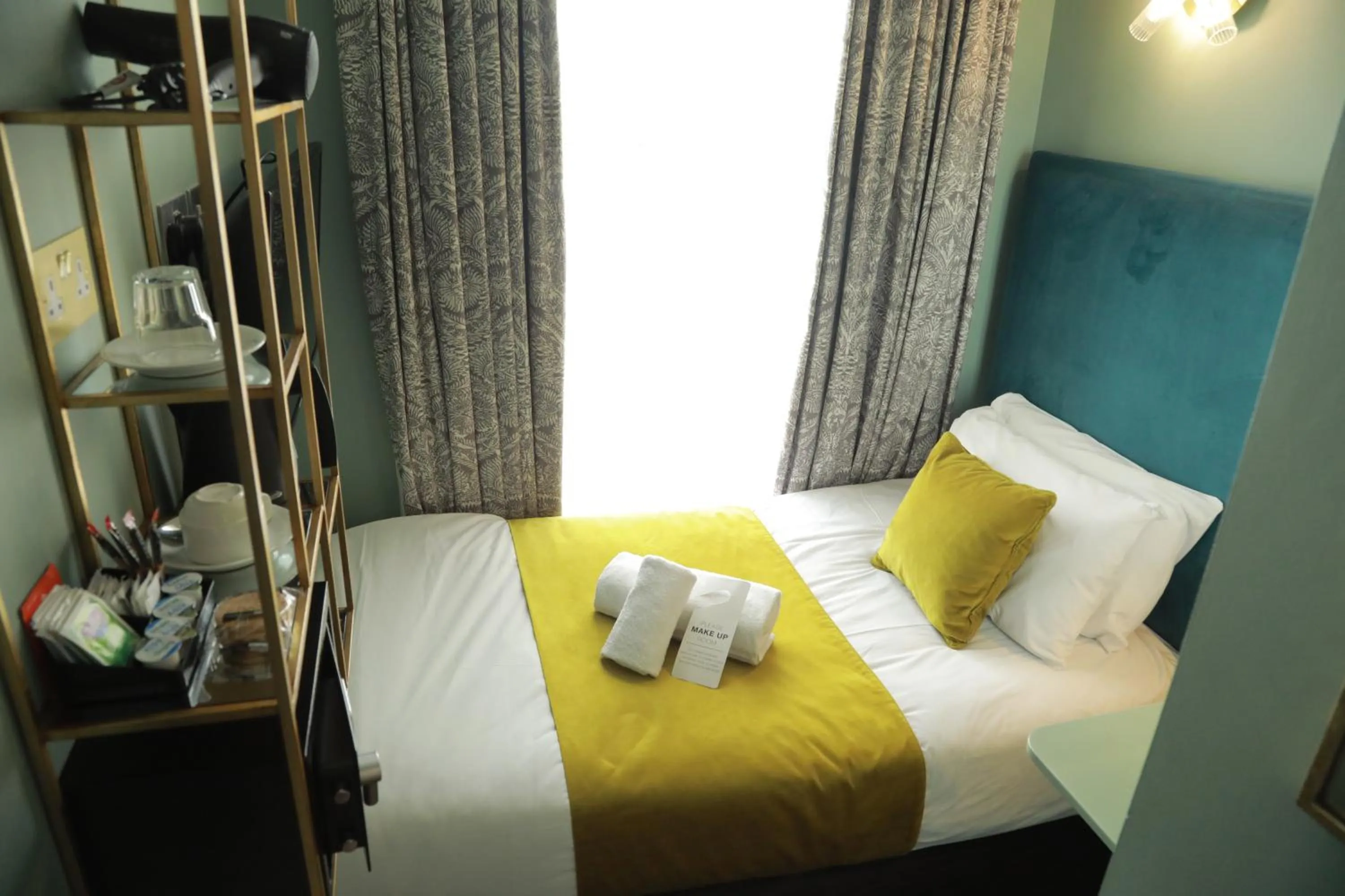 Bed in Bloomsbury Palace Hotel