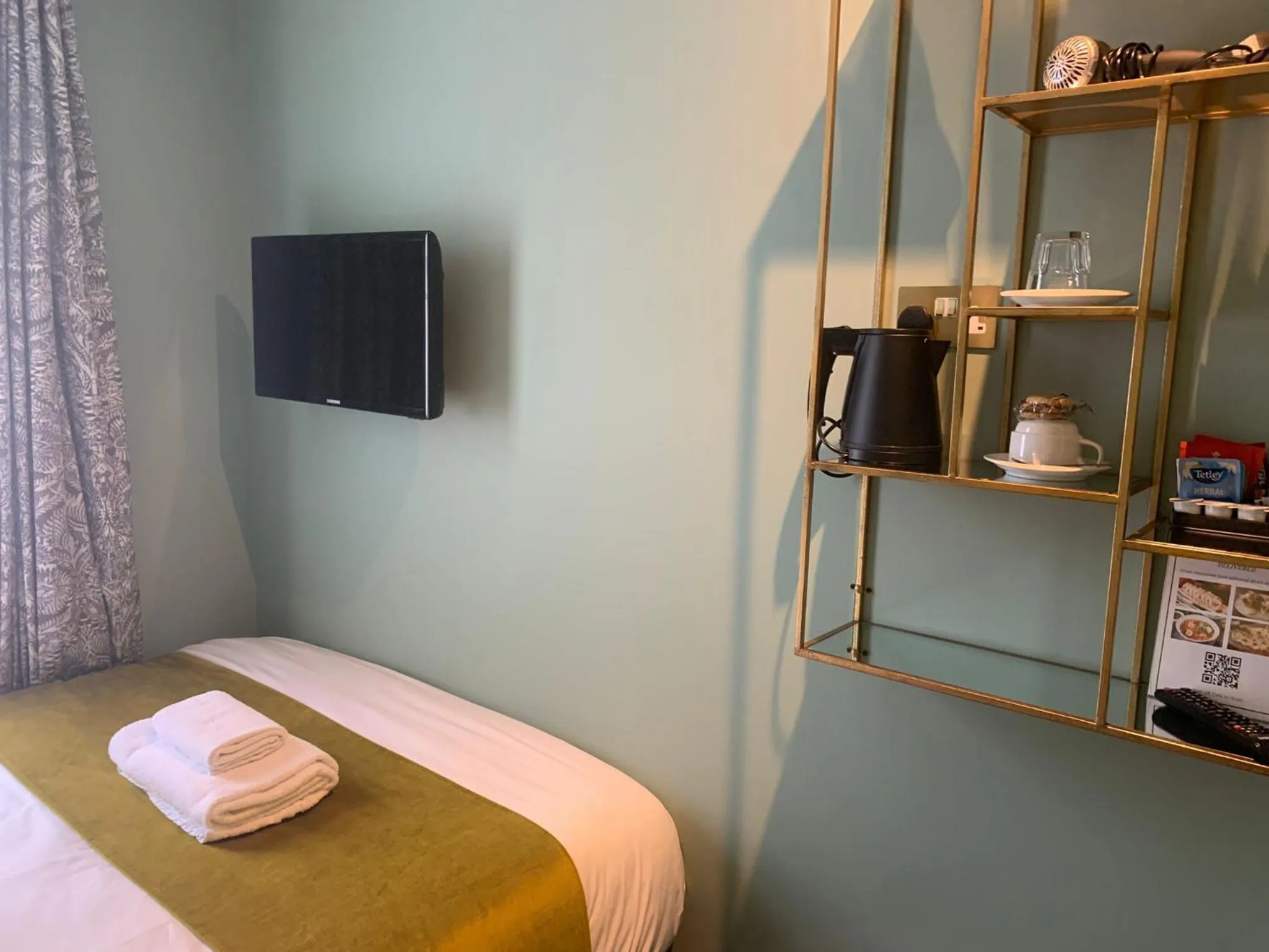 Bed in Bloomsbury Palace Hotel