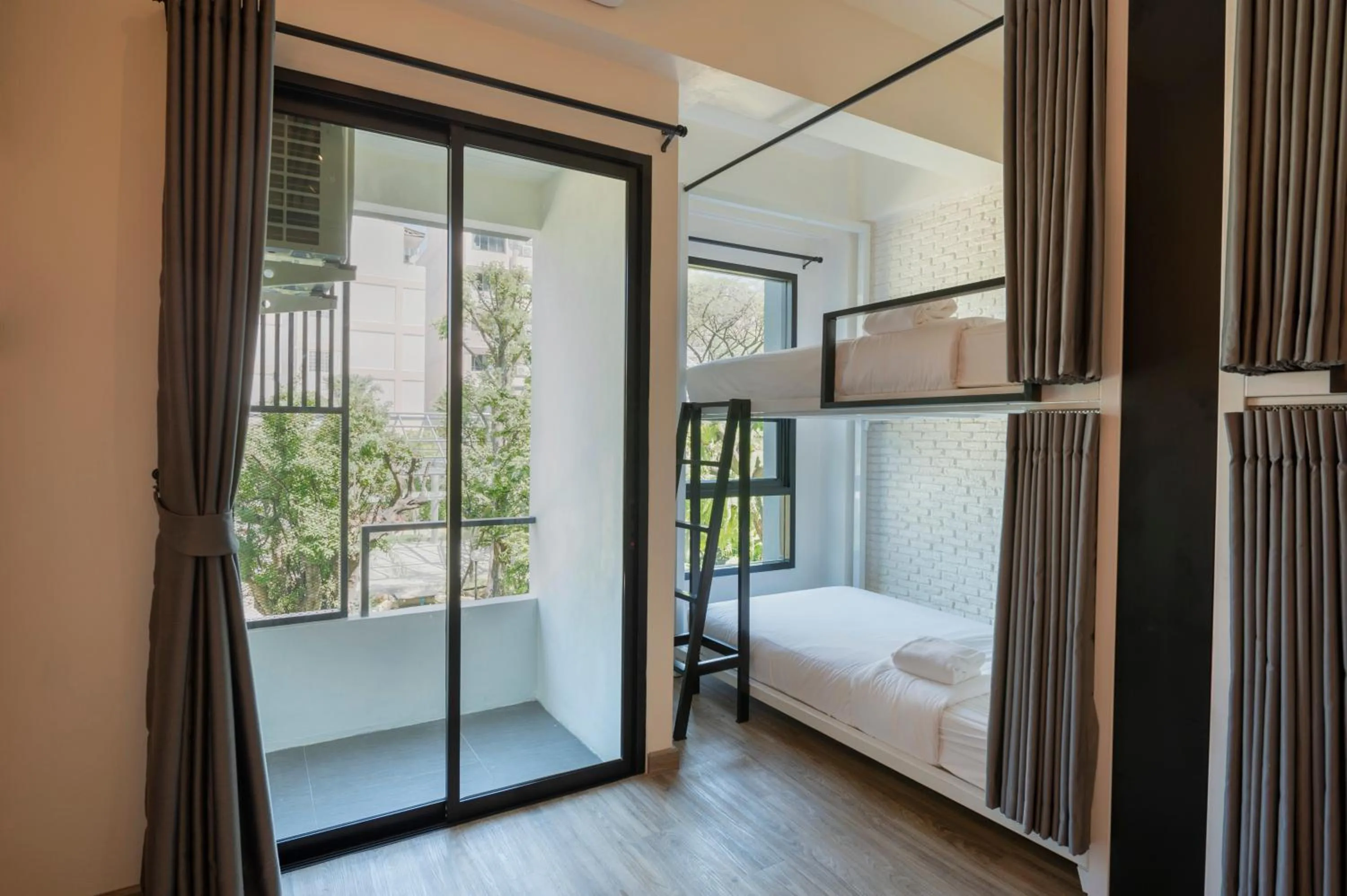 bunk bed, Bed in Bangkok Oasis Hotel