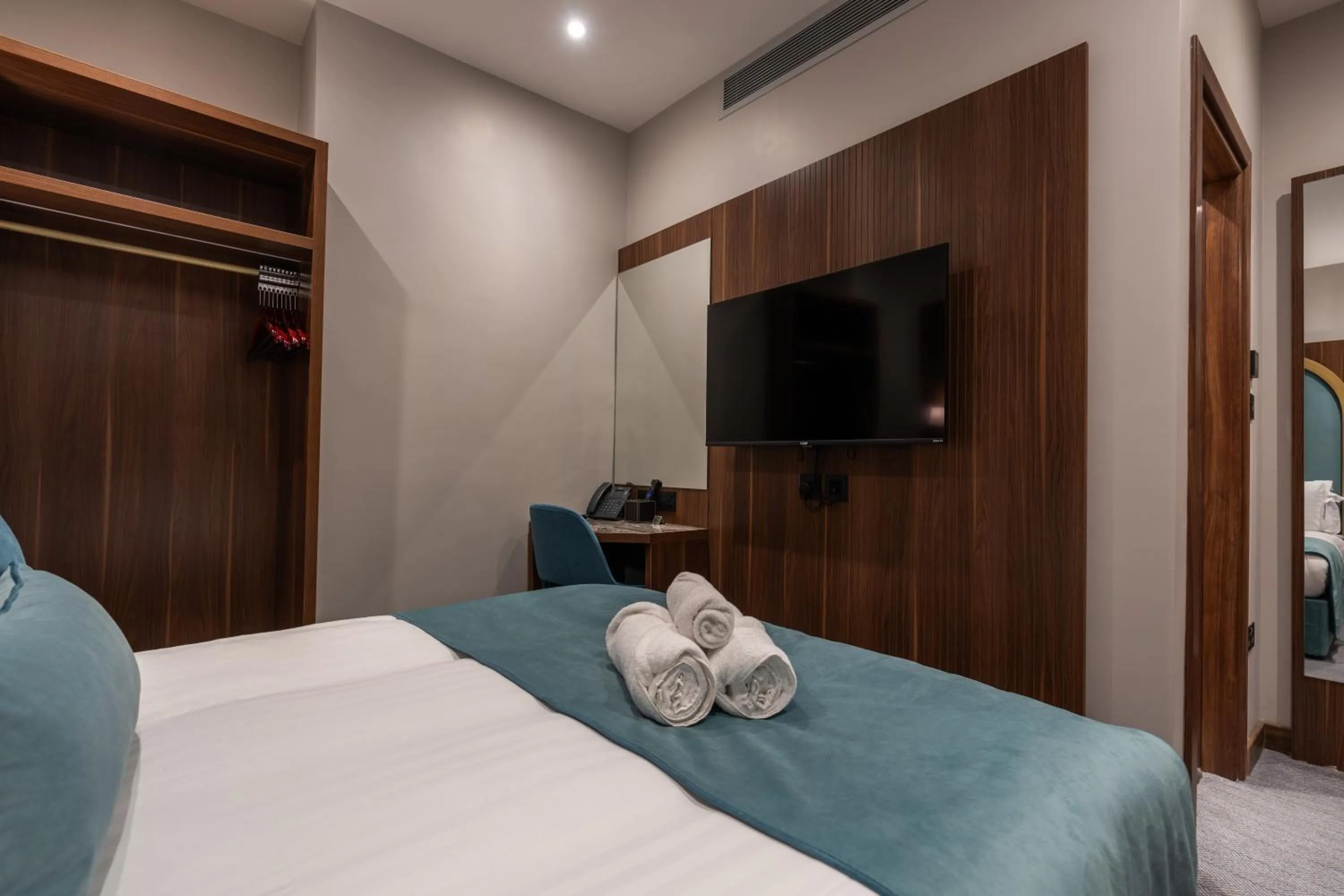 Bedroom, Bed in St Mark's - Merit Hotels