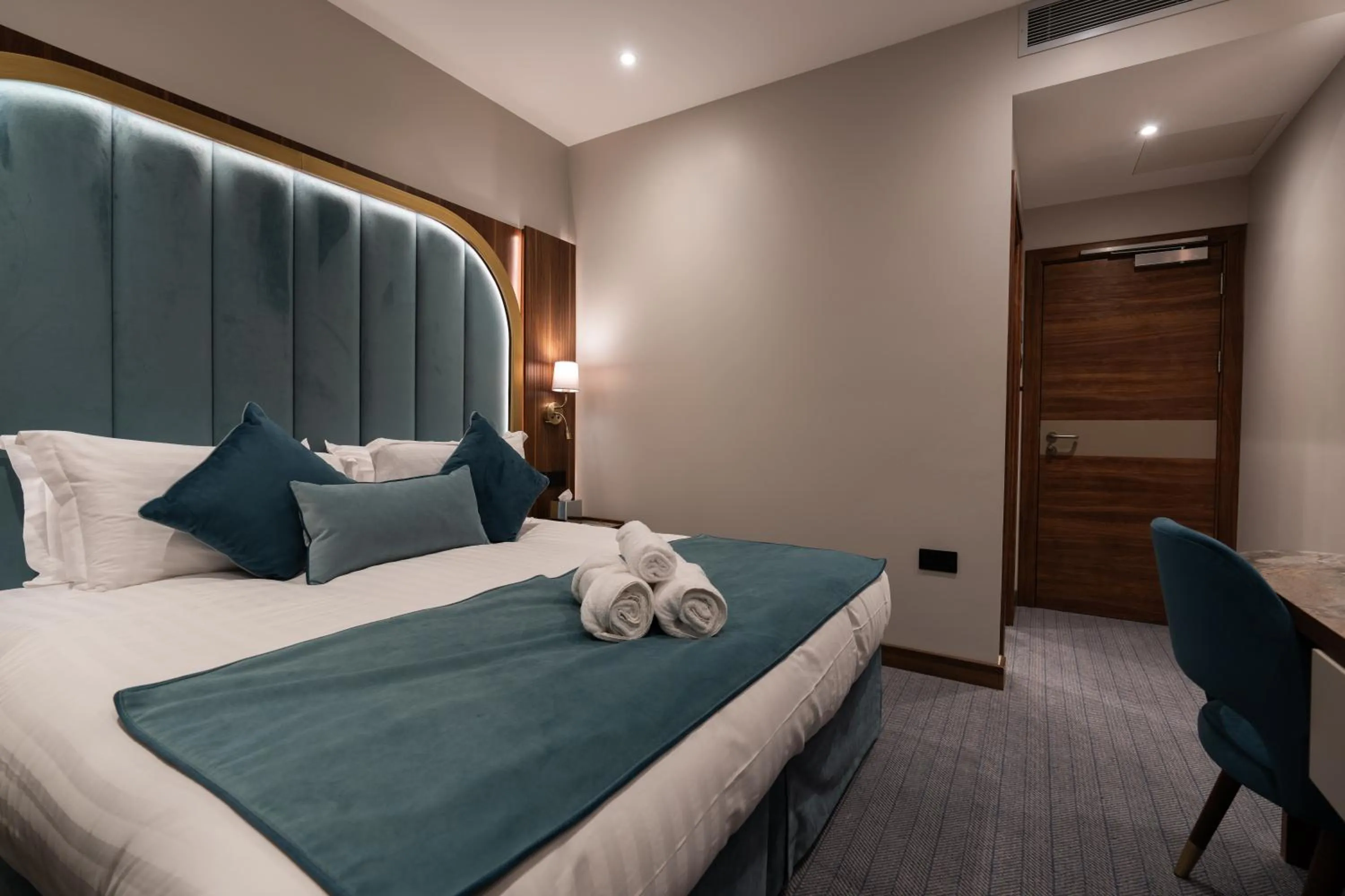 Bedroom, Bed in St Mark's - Merit Hotels