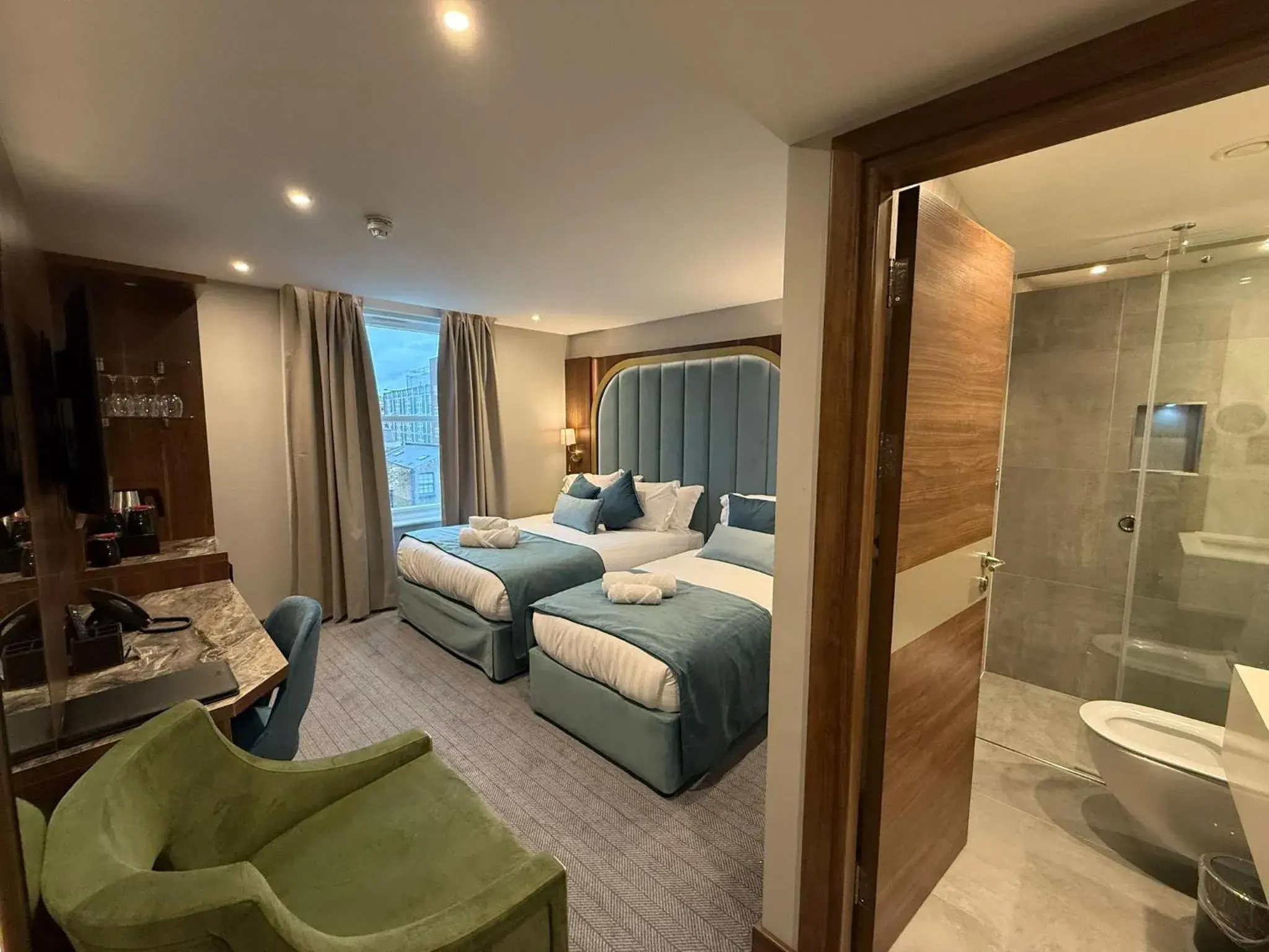 Deluxe Triple Room in St Mark's - Merit Hotels Deluxe Triple Room in St Mark's - Merit Hotels