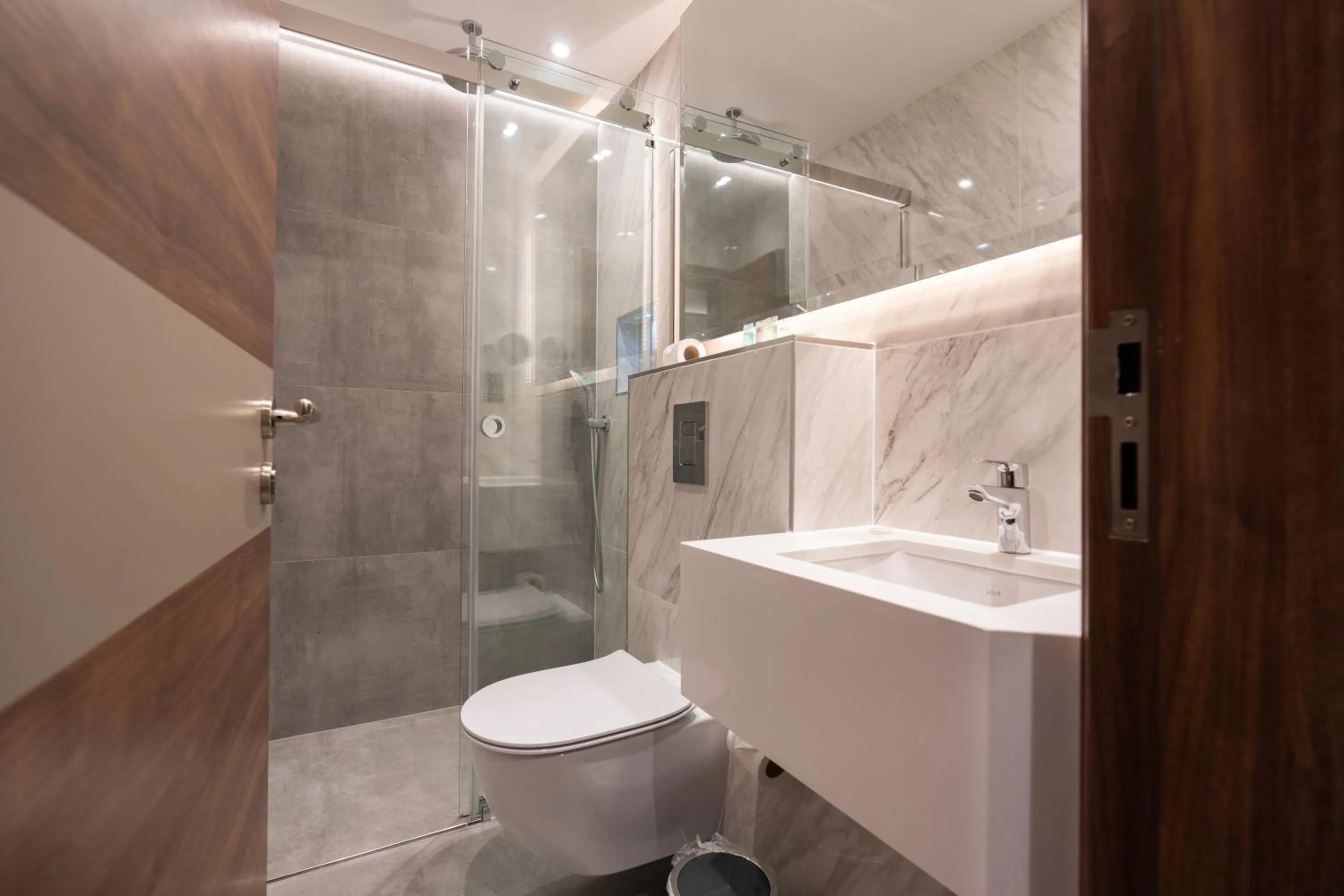 Shower in St Mark's - Merit Hotels