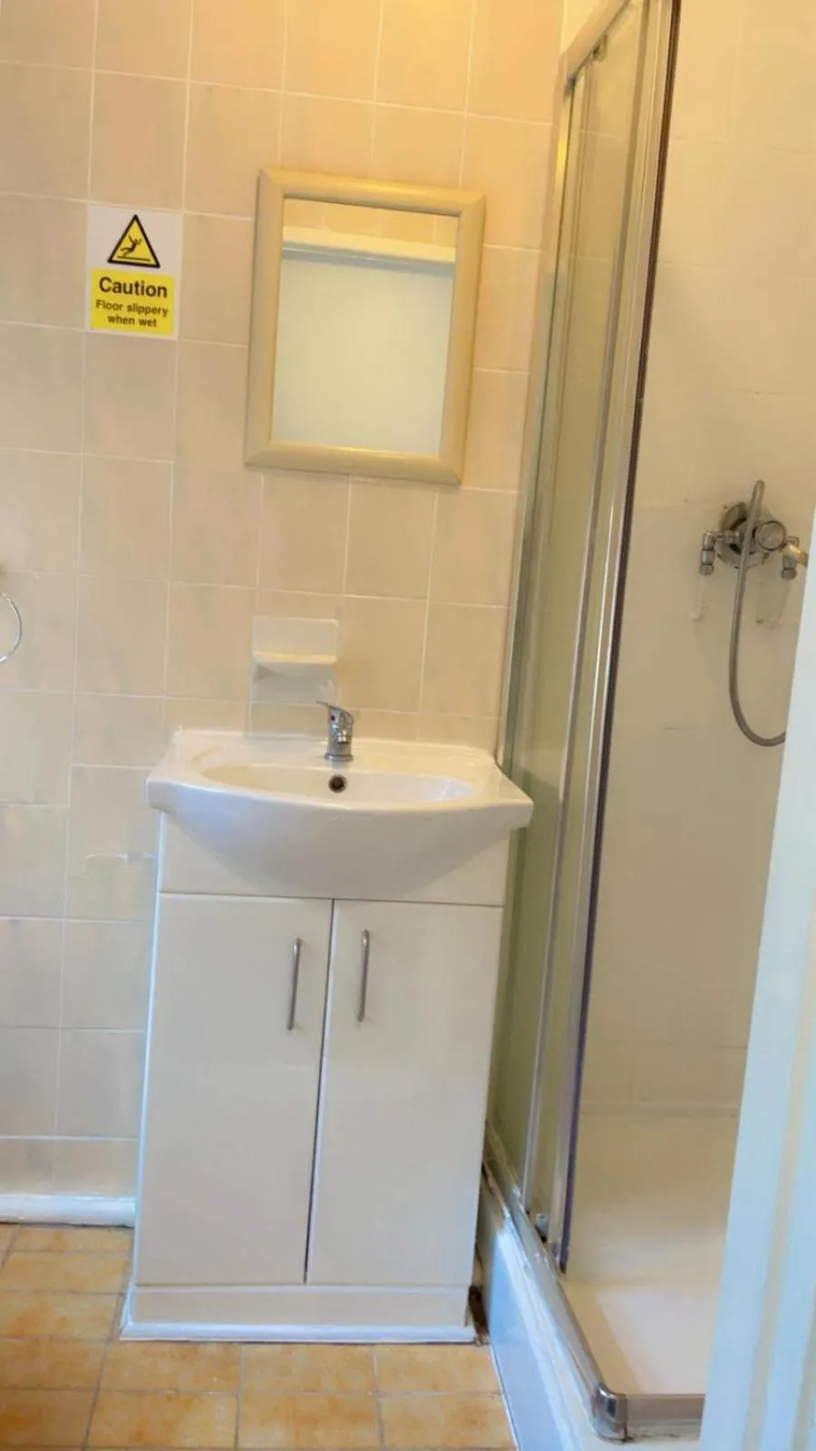 Shower in Fern Villa Hotel - Albert Road