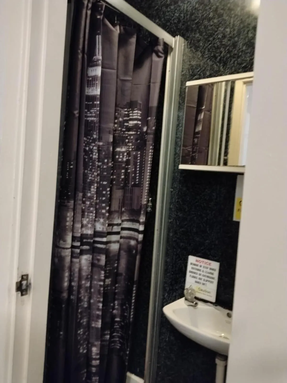 Shower in Fern Villa Hotel - Albert Road