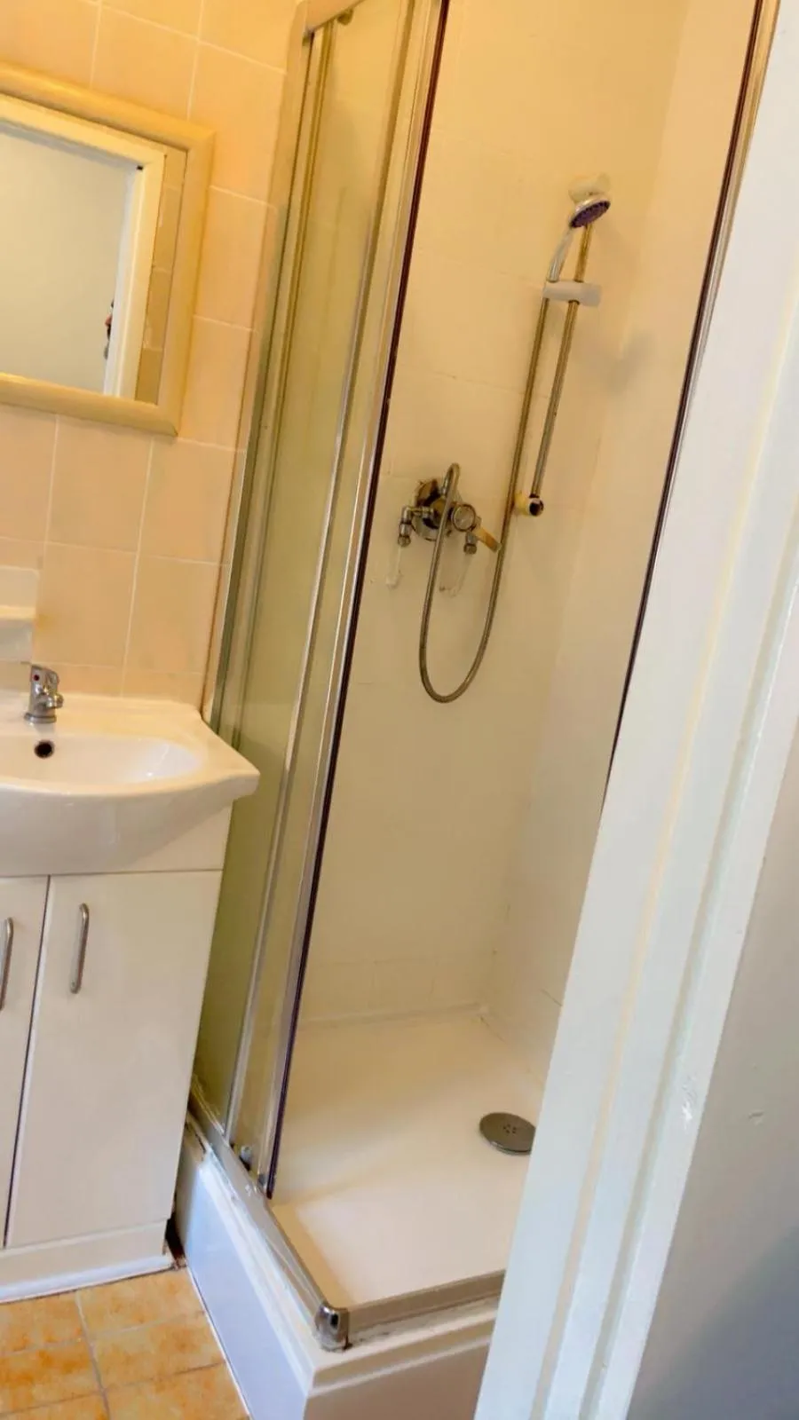 Shower in Fern Villa Hotel - Albert Road