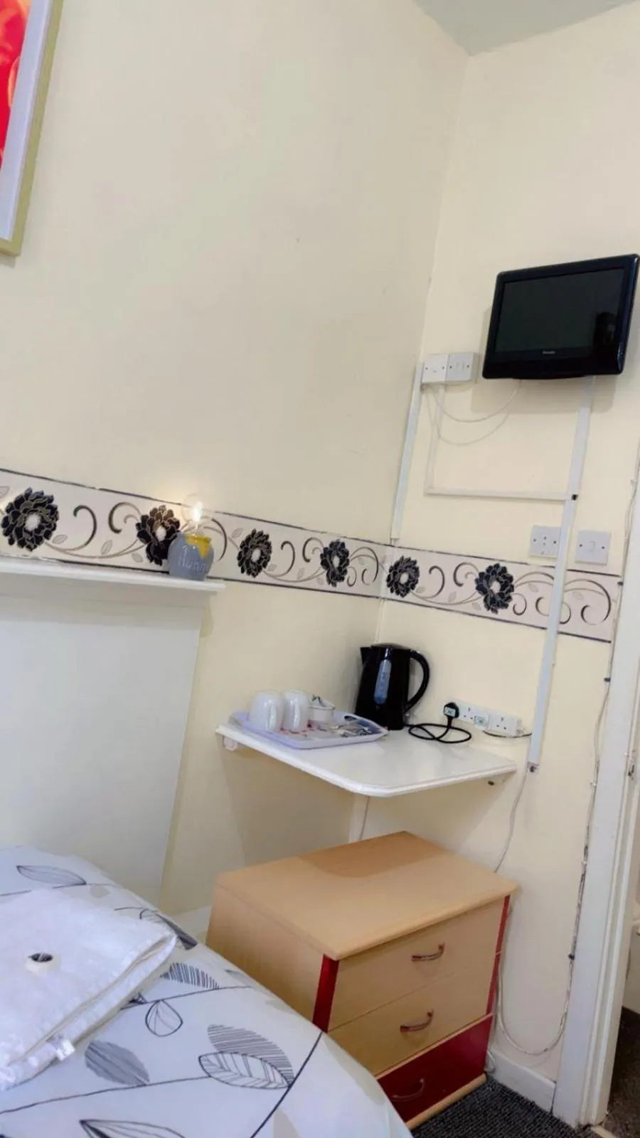 TV and multimedia, Bed in Fern Villa Hotel - Albert Road