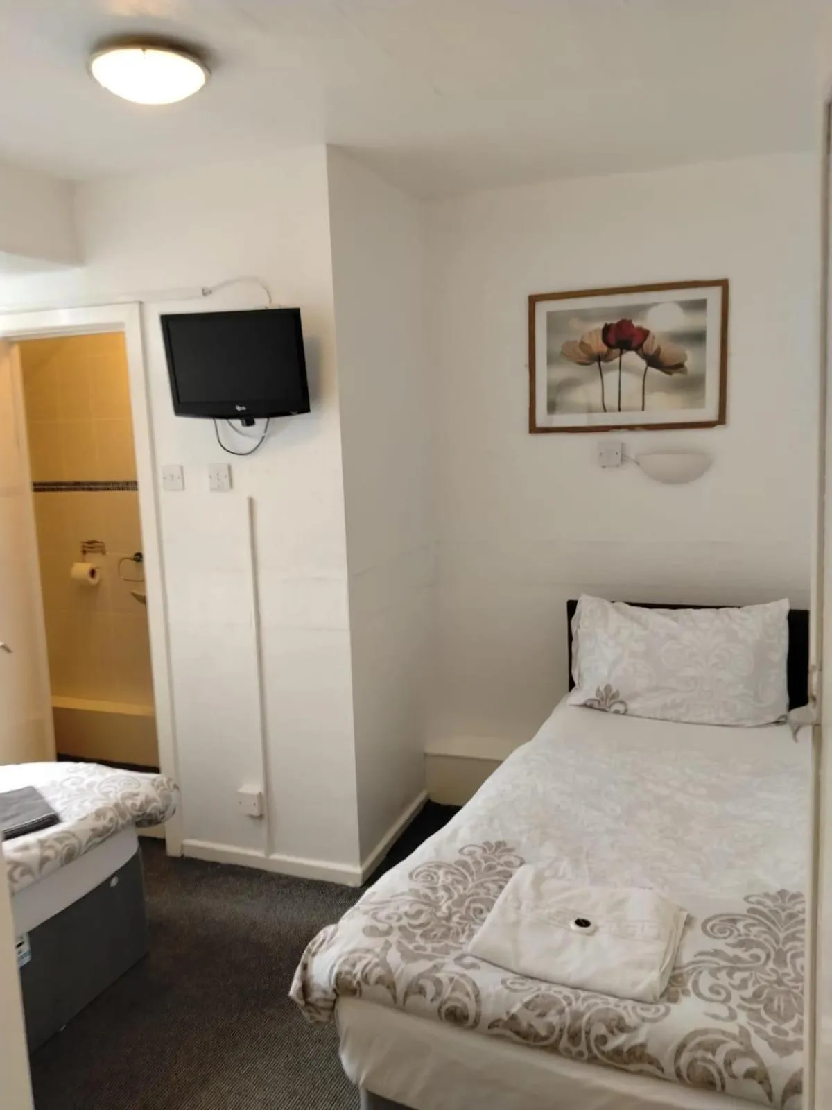 Bed in Fern Villa Hotel - Albert Road