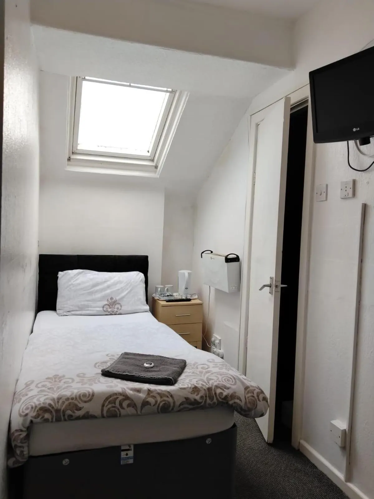 Bed in Fern Villa Hotel - Albert Road