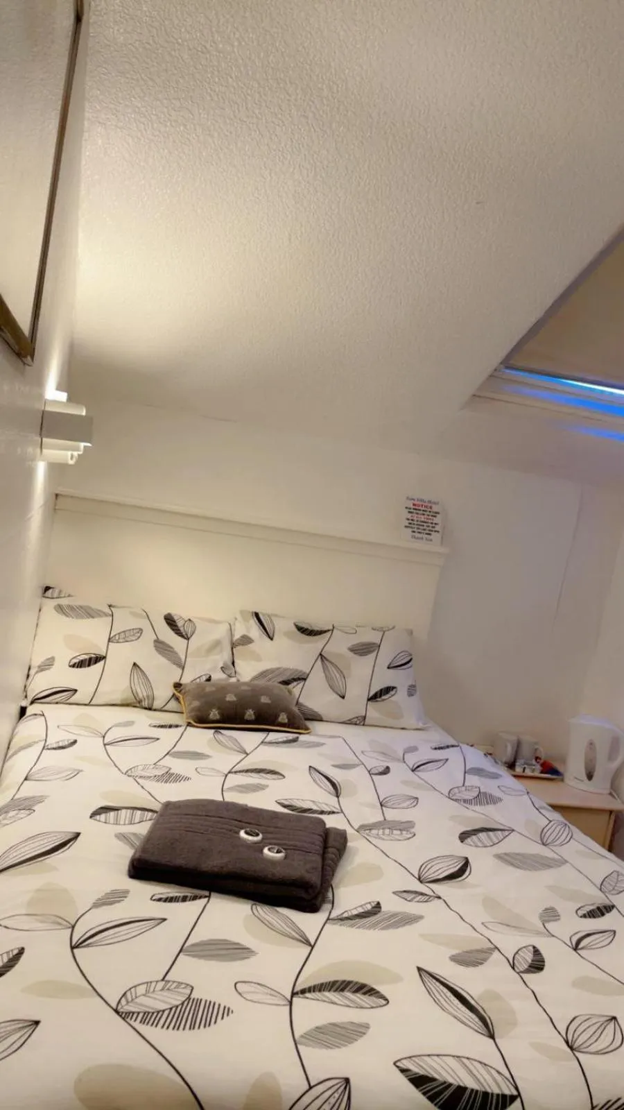 Bed in Fern Villa Hotel - Albert Road