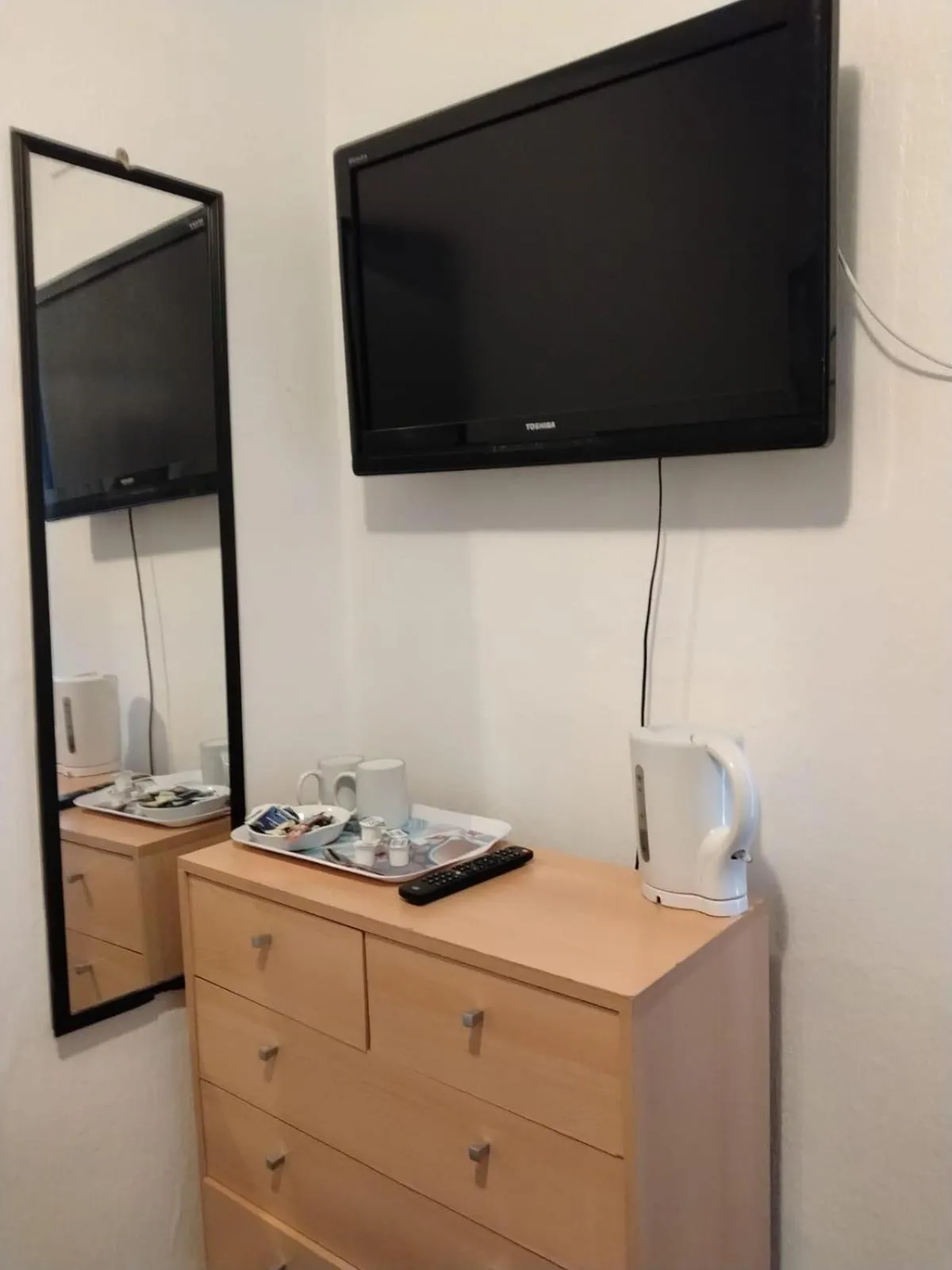 TV and multimedia in Fern Villa Hotel - Albert Road