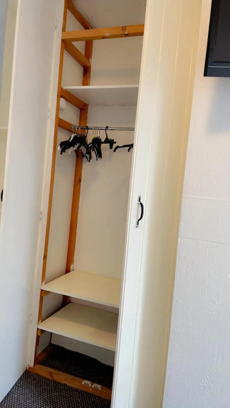 wardrobe in Fern Villa Hotel - Albert Road