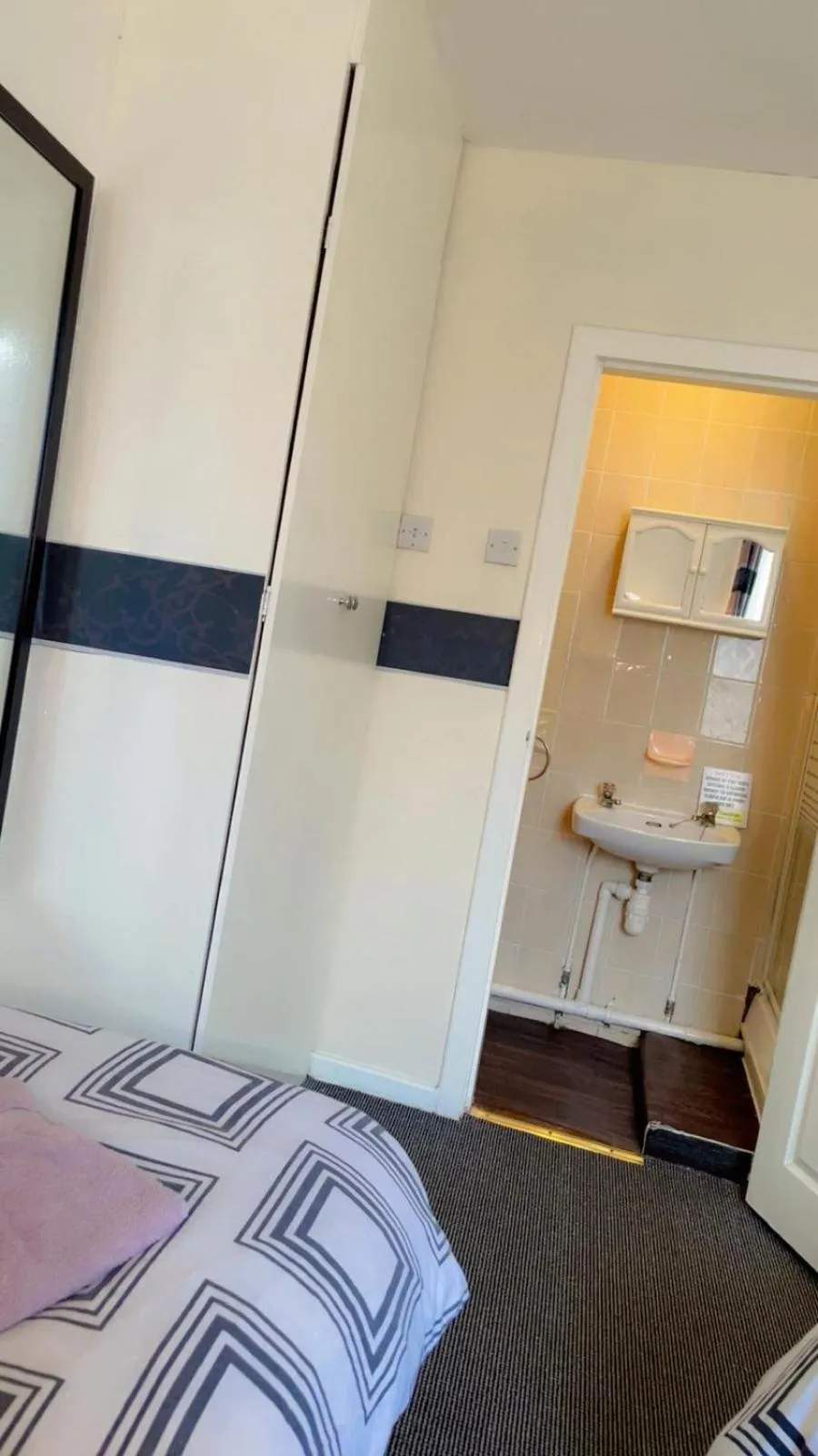 Bed in Fern Villa Hotel - Albert Road