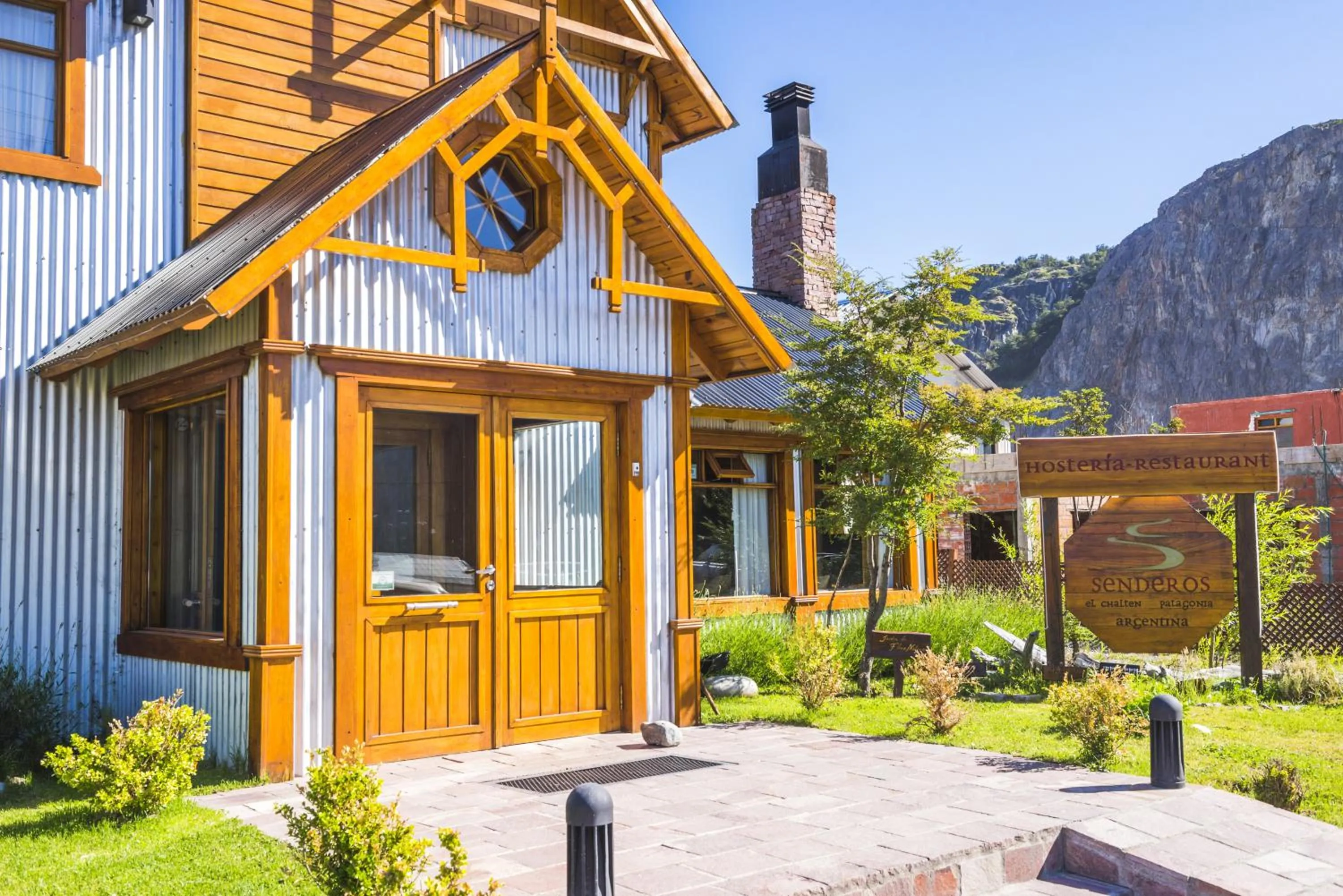 Facade/entrance in Hosteria Senderos
