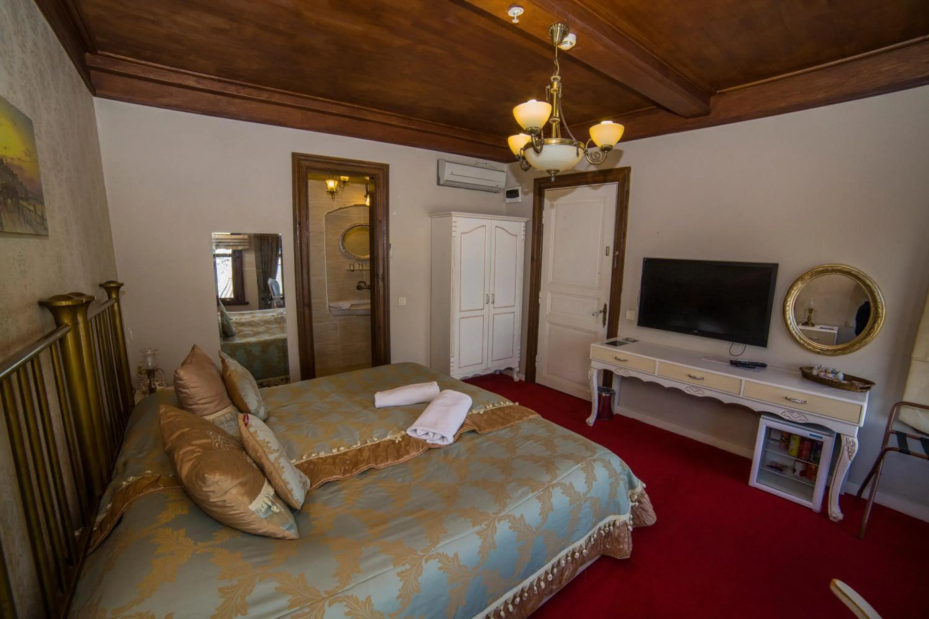 Photo of the whole room, Bed in HHK Hotel