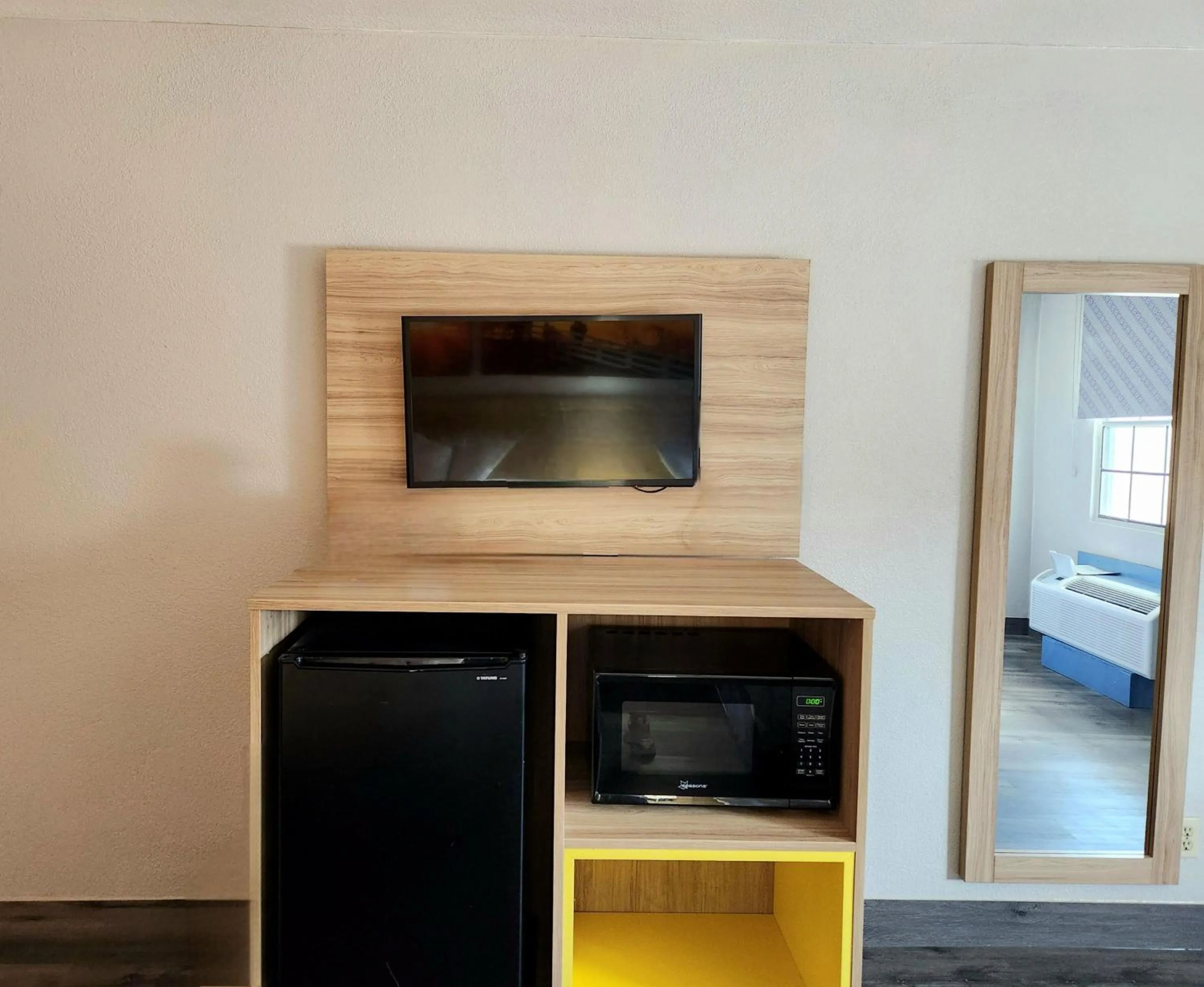 TV and multimedia in Days Inn by Wyndham Houston