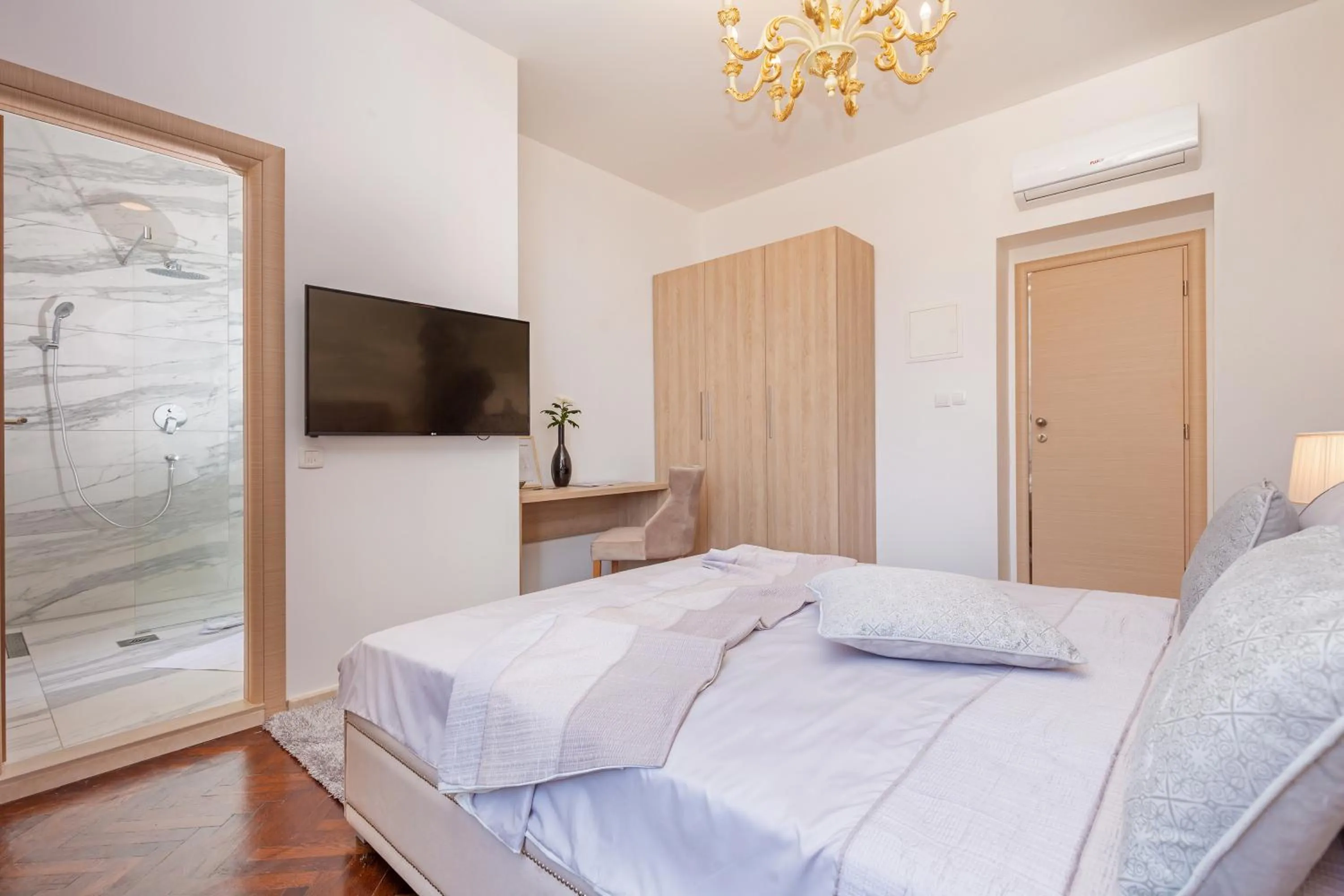 TV and multimedia, Bed in Seven Stars Accommodation Dubrovnik