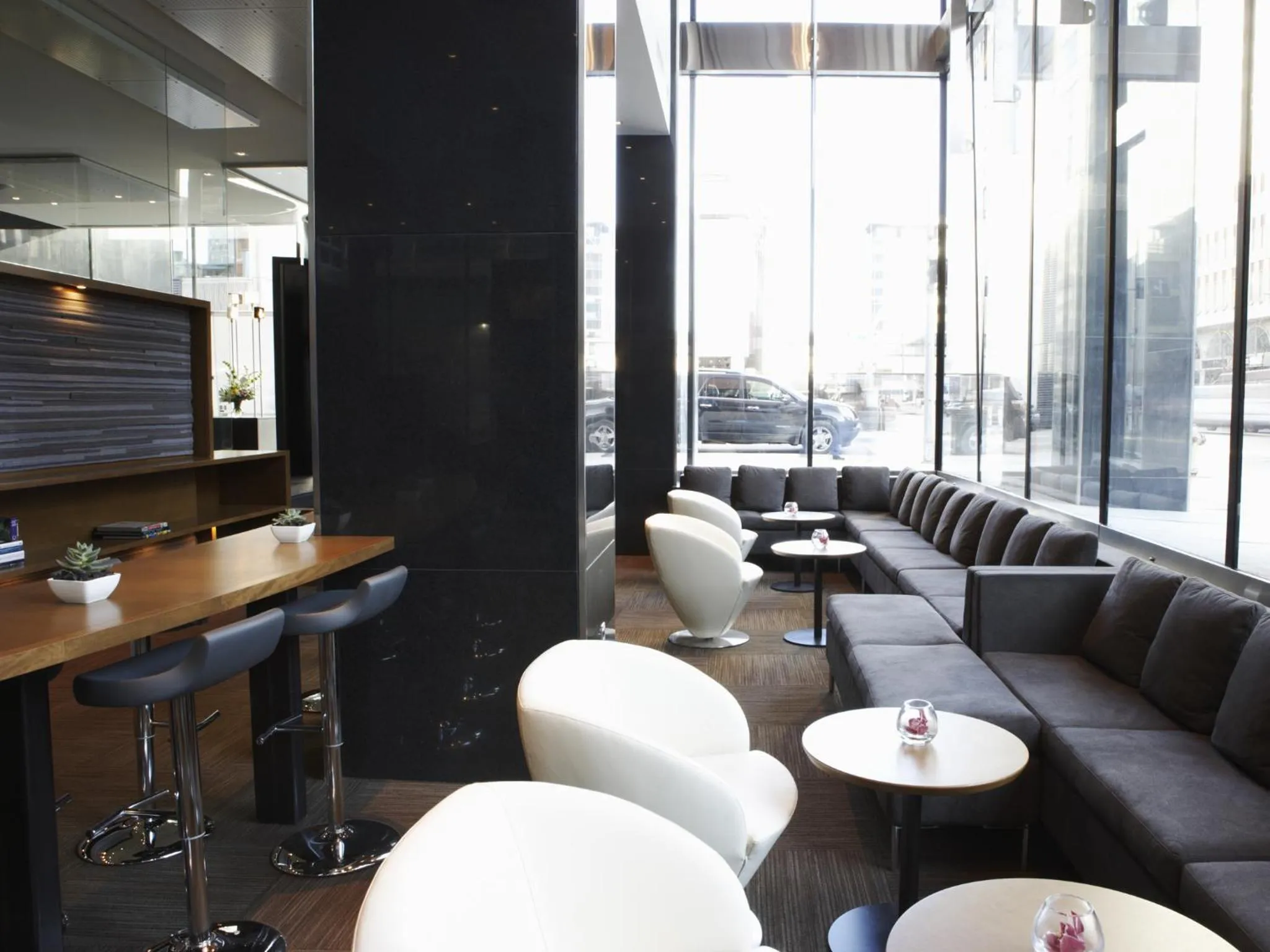 Lounge or bar in Hotel Le Germain Calgary