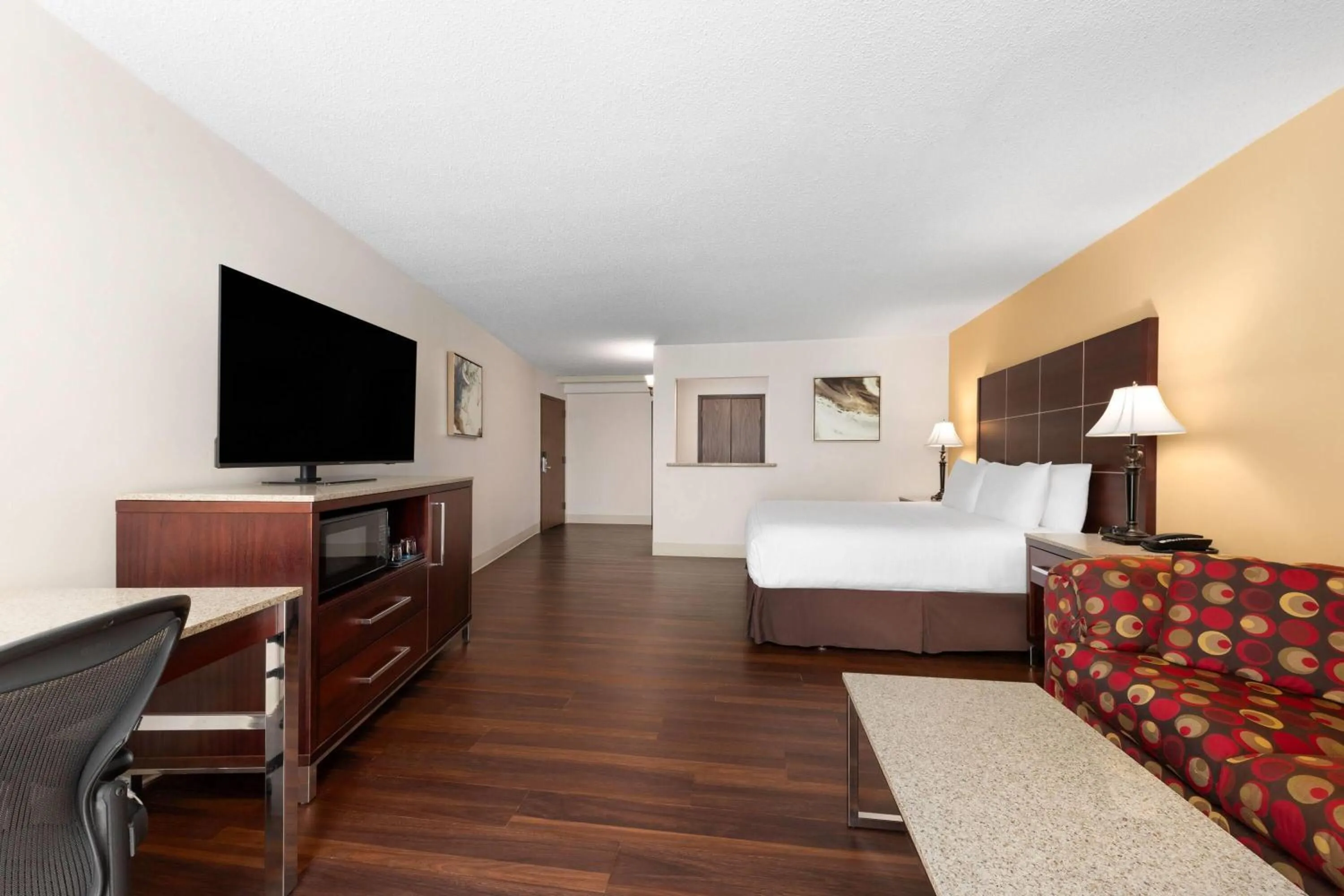 Photo of the whole room, Bed in Wyndham Riverfront Hotel