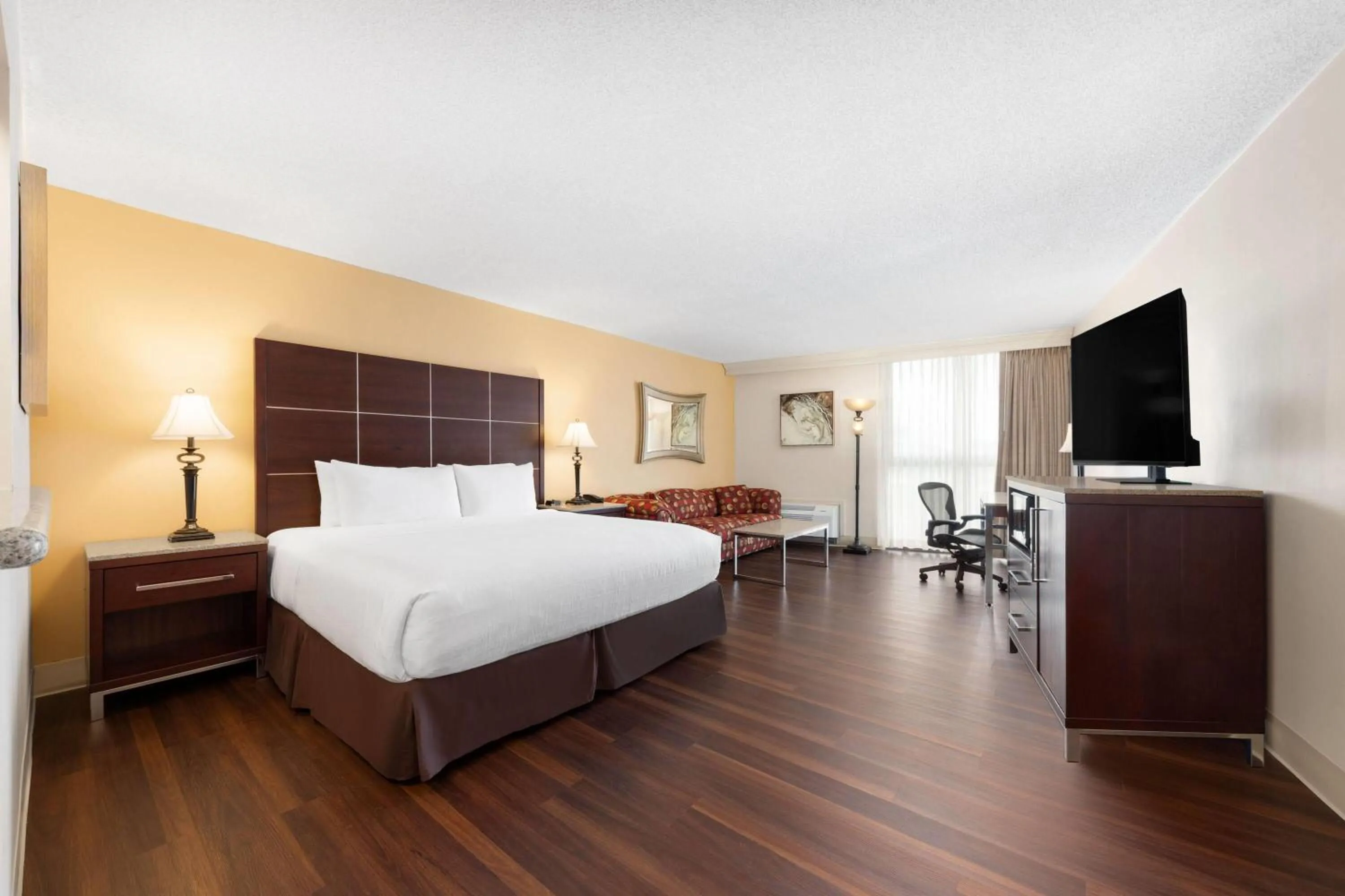 Photo of the whole room, Bed in Wyndham Riverfront Hotel