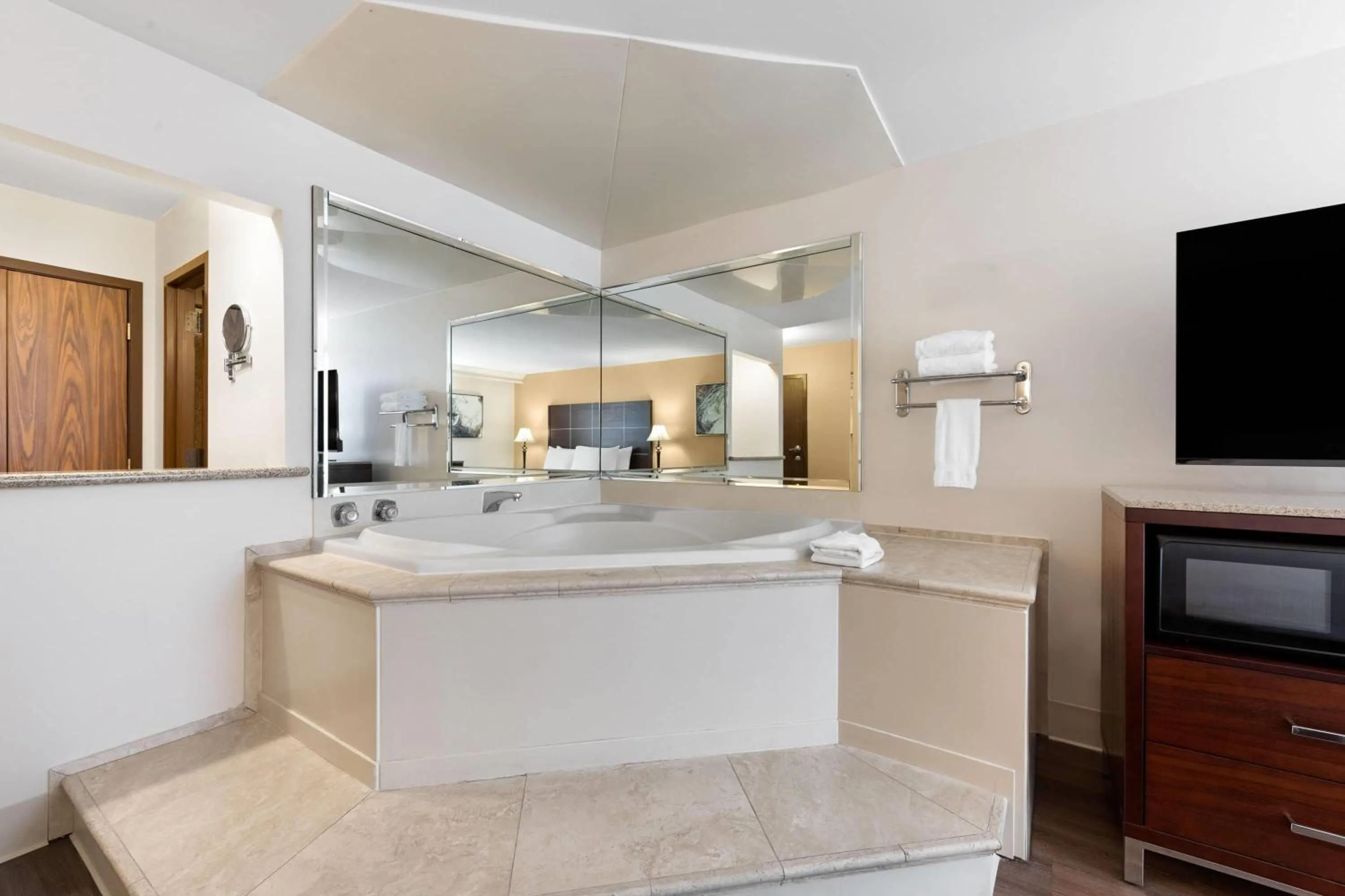 Bath in Wyndham Riverfront Hotel