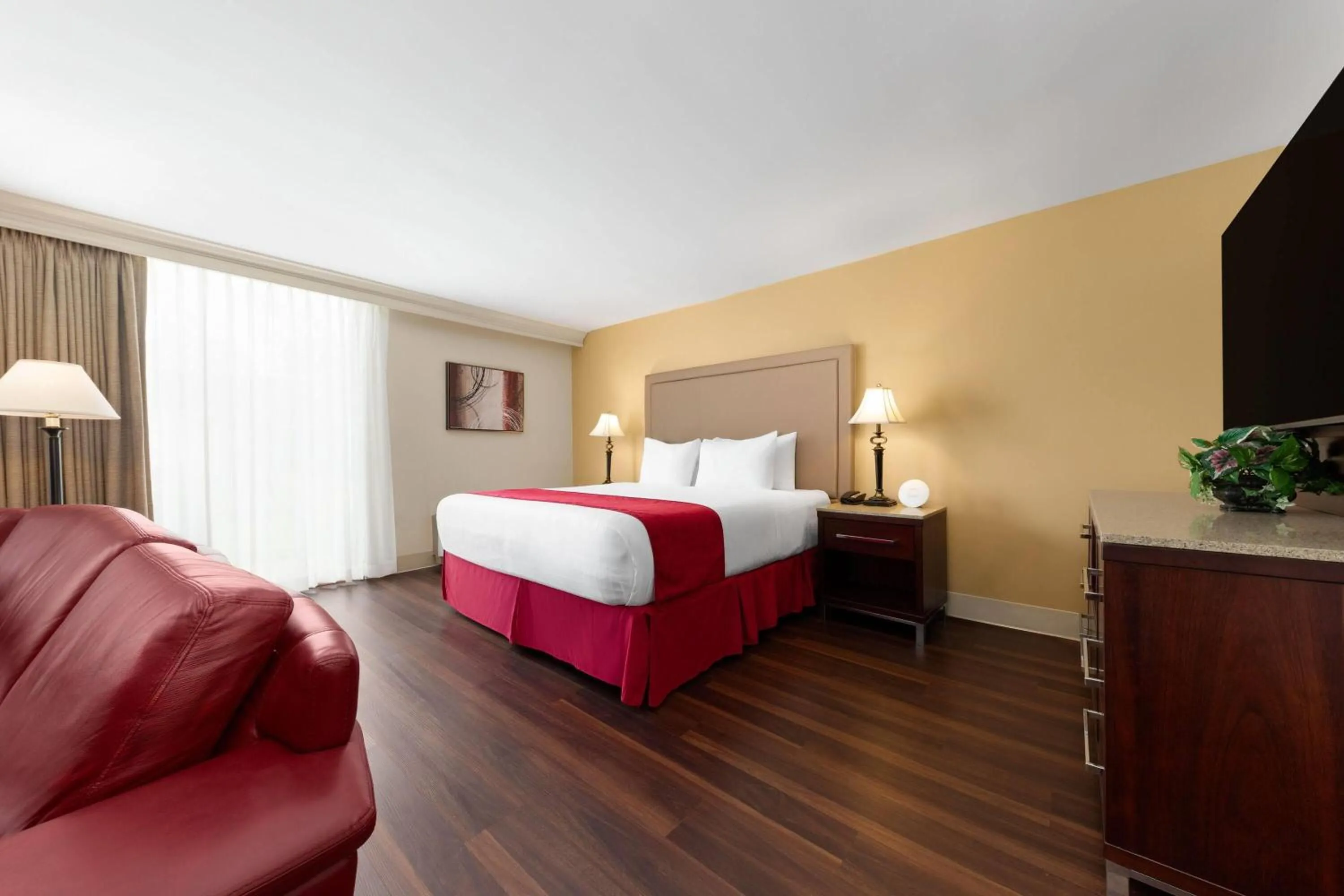 Bedroom, Bed in Wyndham Riverfront Hotel