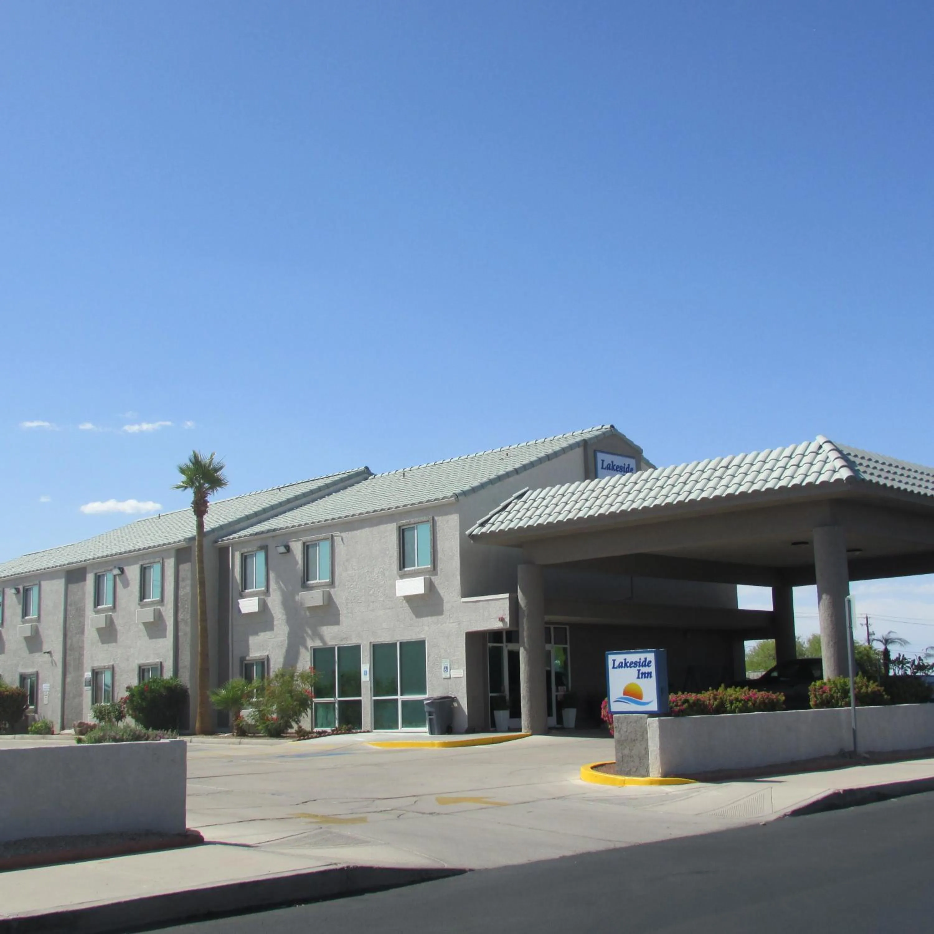 Property building in Lakeside Inn Lake Havasu City