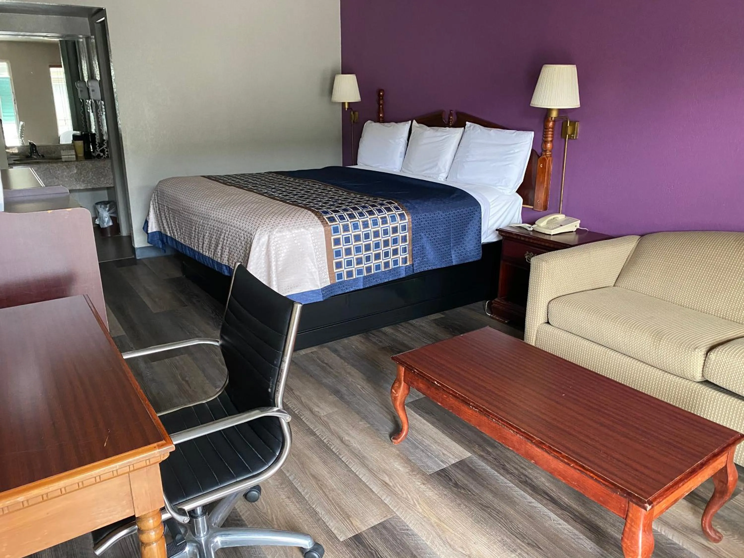 Photo of the whole room in Rogers Inn