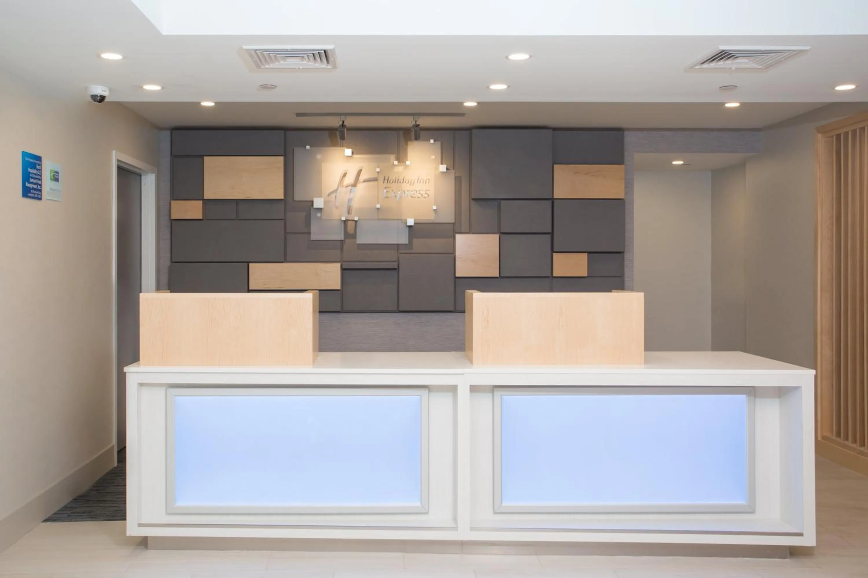 Lobby or reception in Holiday Inn Express Chelmsford by IHG