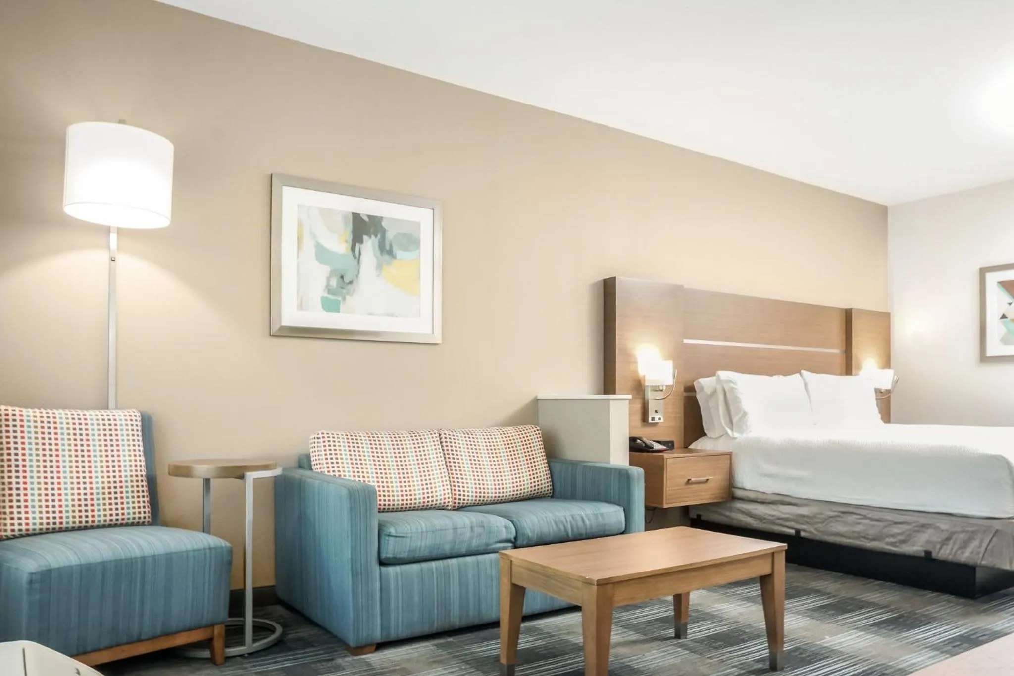 Photo of the whole room, Bed in Holiday Inn Express & Suites - Houston Westchase - Westheimer by IHG