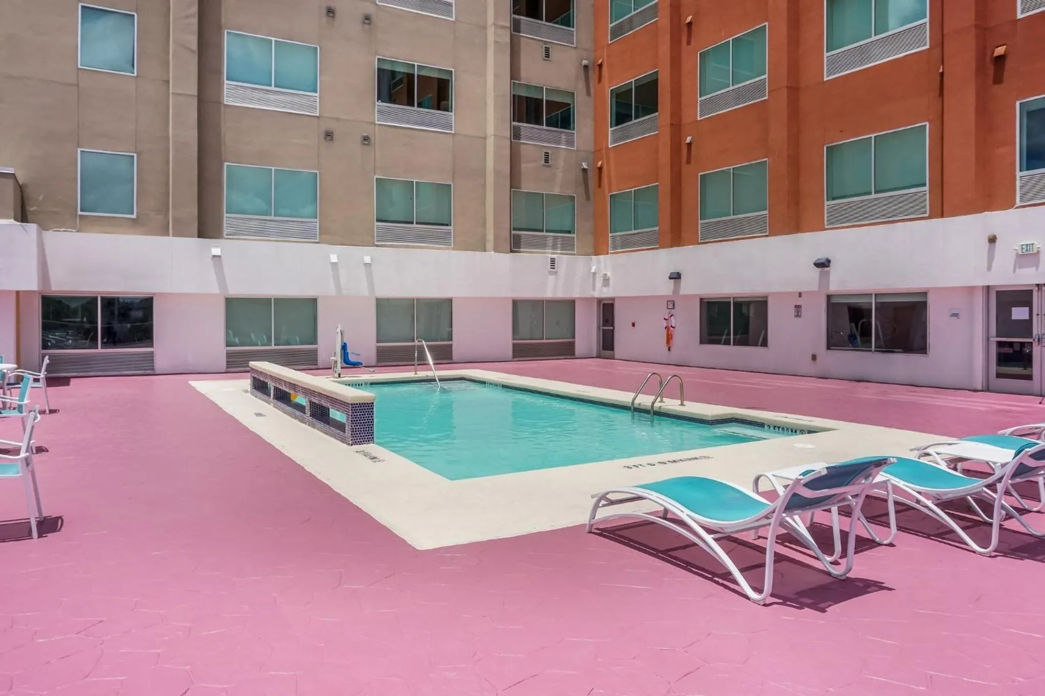 Swimming pool in Holiday Inn Express & Suites - Houston Westchase - Westheimer by IHG