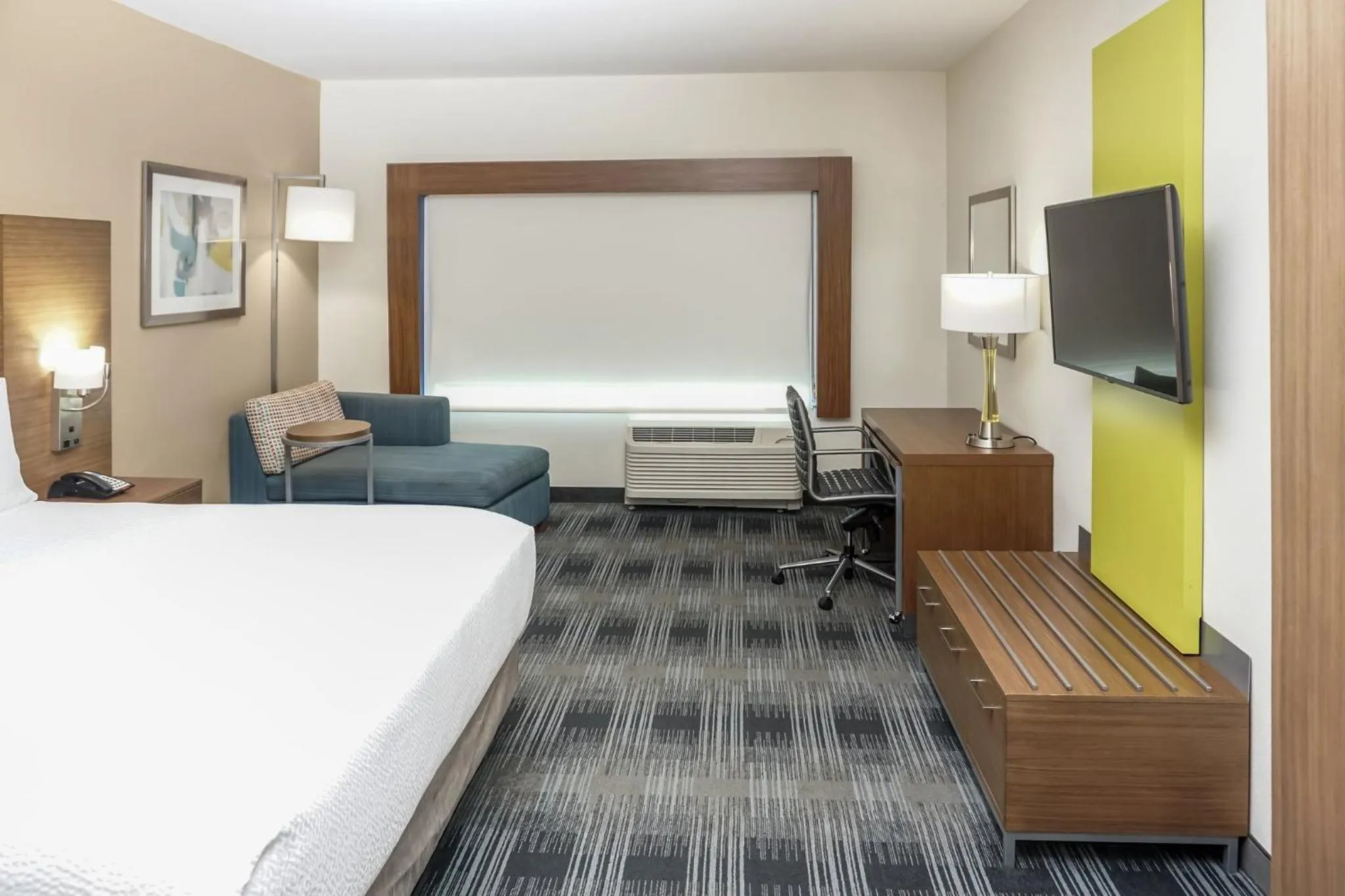 Photo of the whole room, Bed in Holiday Inn Express & Suites - Houston Westchase - Westheimer by IHG