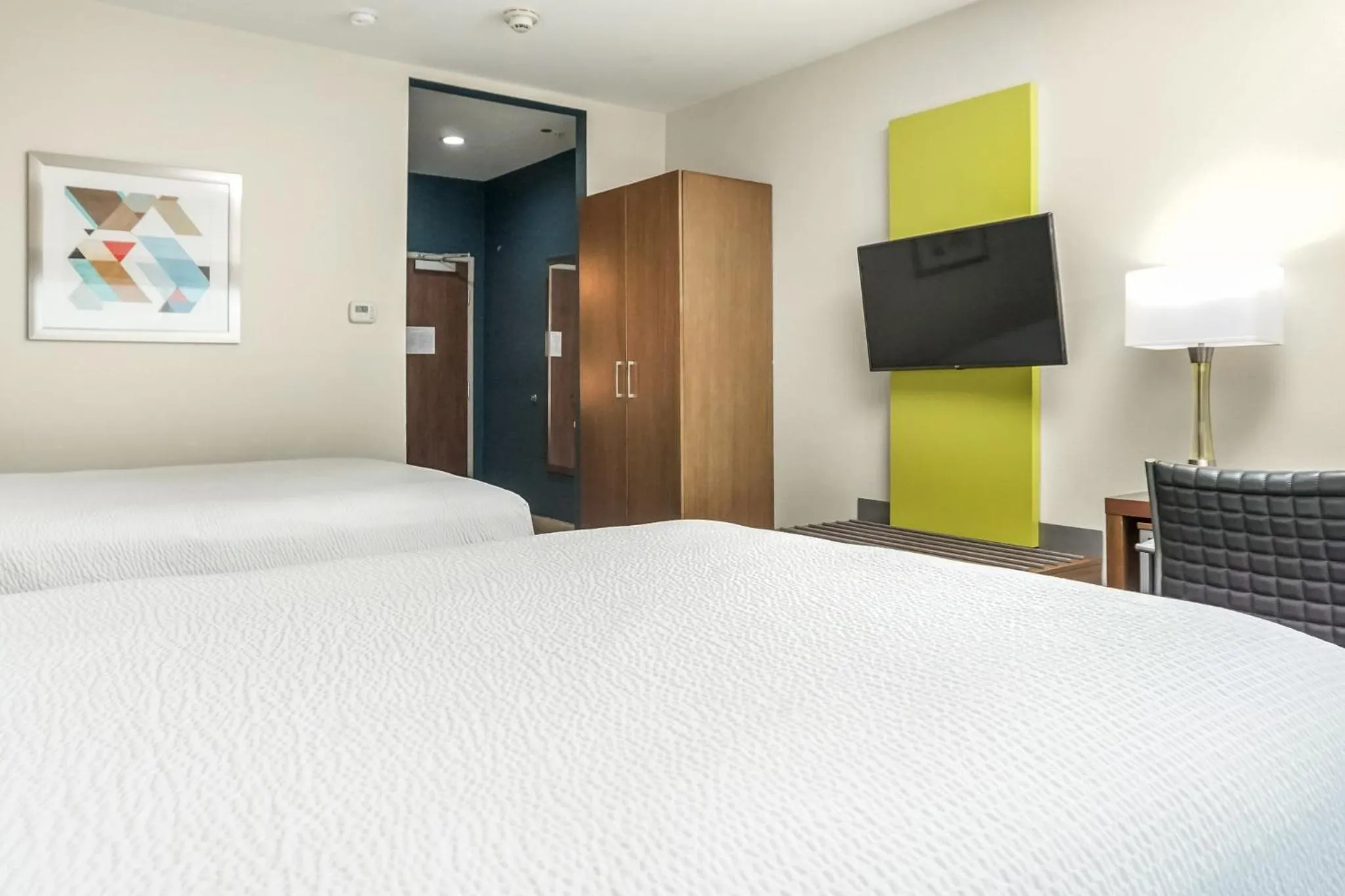 Photo of the whole room, Bed in Holiday Inn Express & Suites - Houston Westchase - Westheimer by IHG
