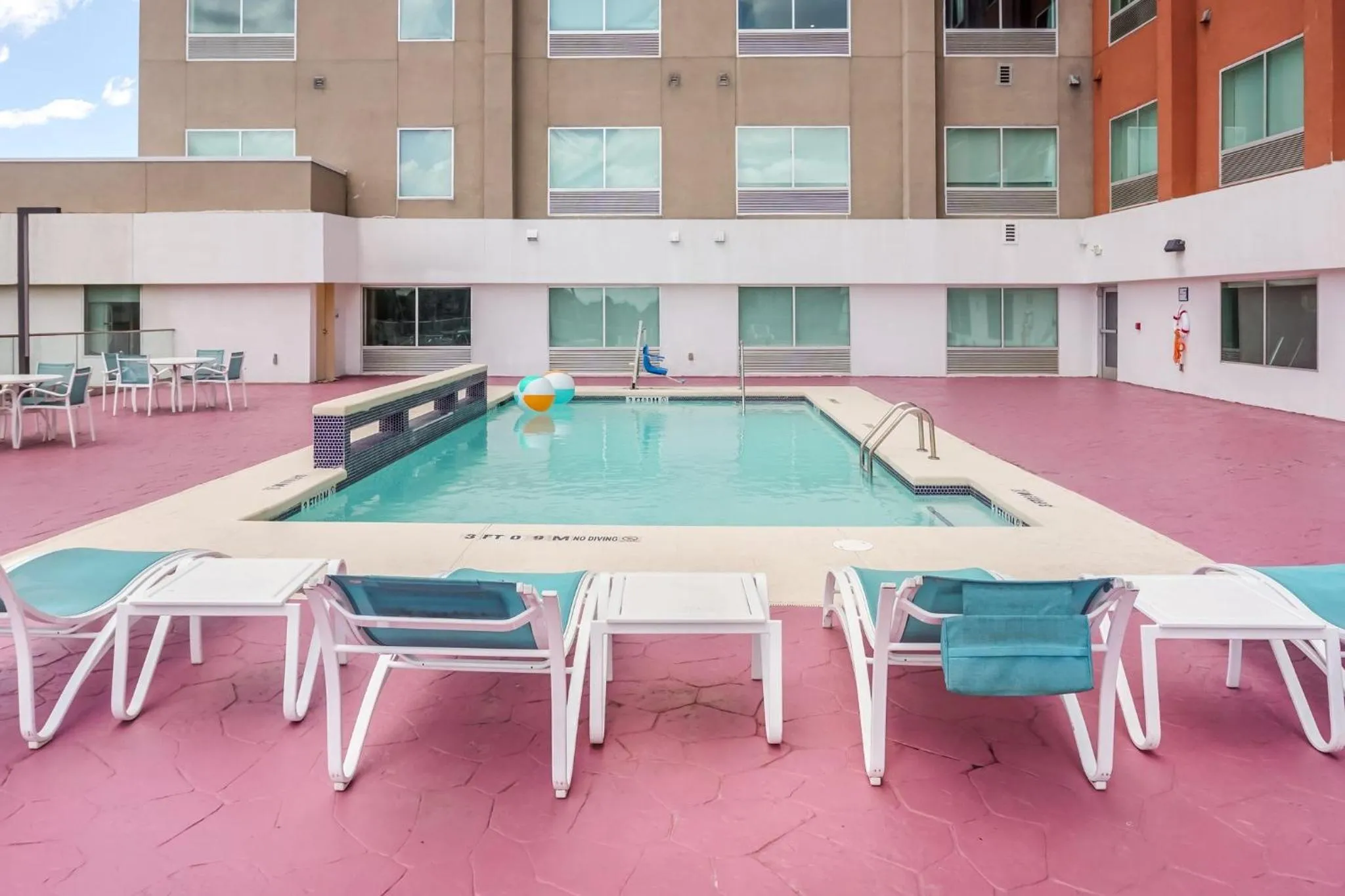 Swimming pool in Holiday Inn Express & Suites - Houston Westchase - Westheimer by IHG