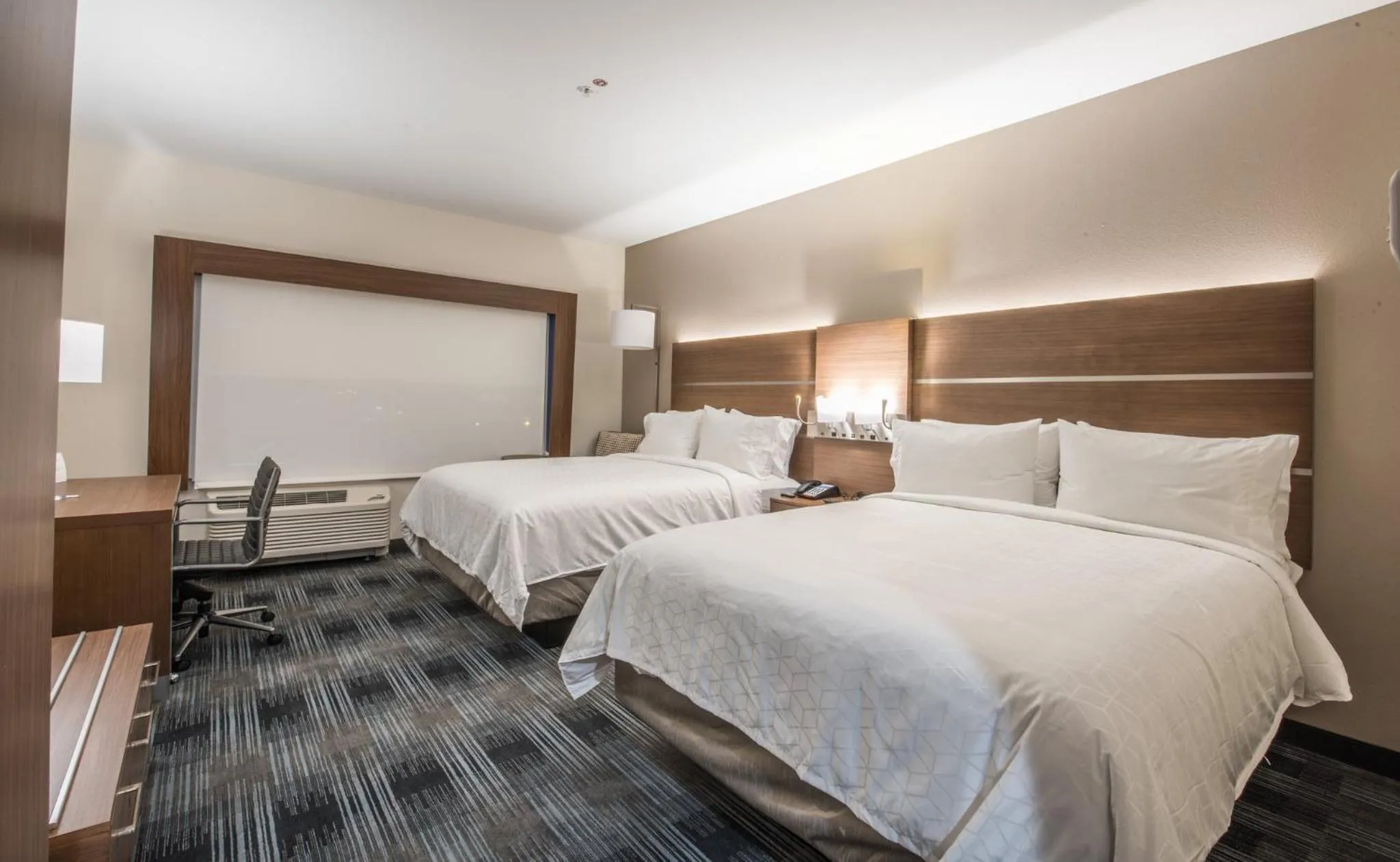 Photo of the whole room, Bed in Holiday Inn Express & Suites - Houston Westchase - Westheimer by IHG