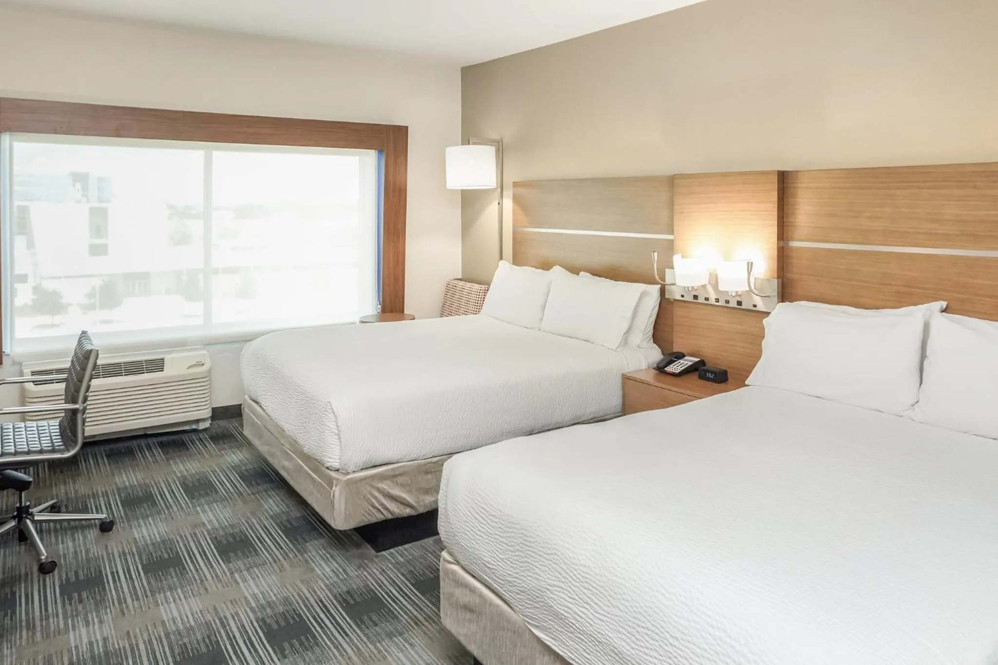 Photo of the whole room, Bed in Holiday Inn Express & Suites - Houston Westchase - Westheimer by IHG