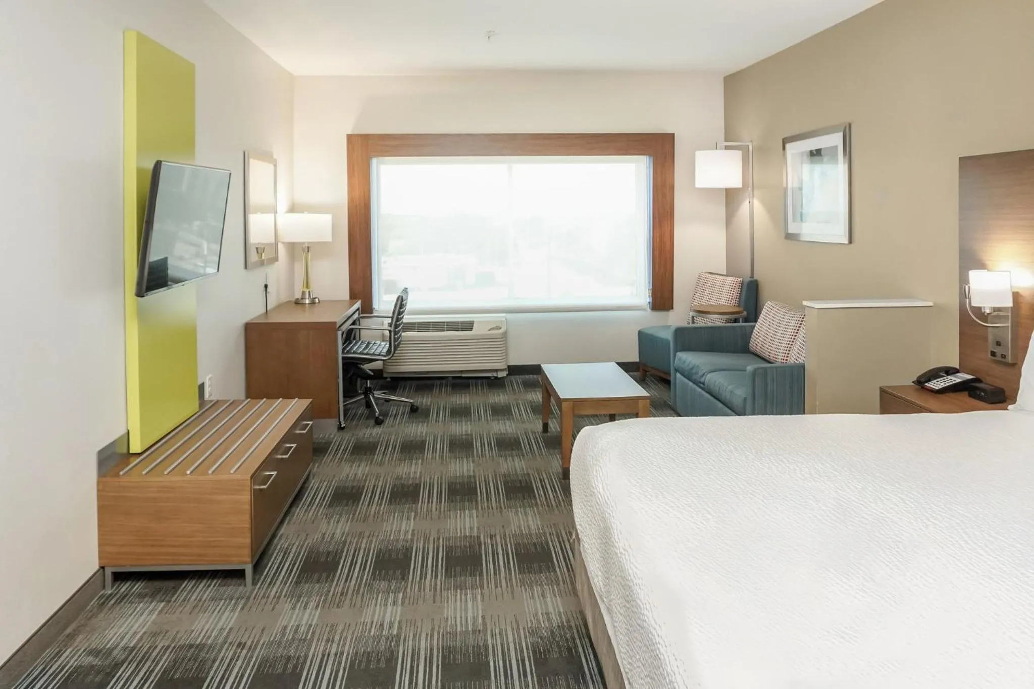Photo of the whole room, Bed in Holiday Inn Express & Suites - Houston Westchase - Westheimer by IHG