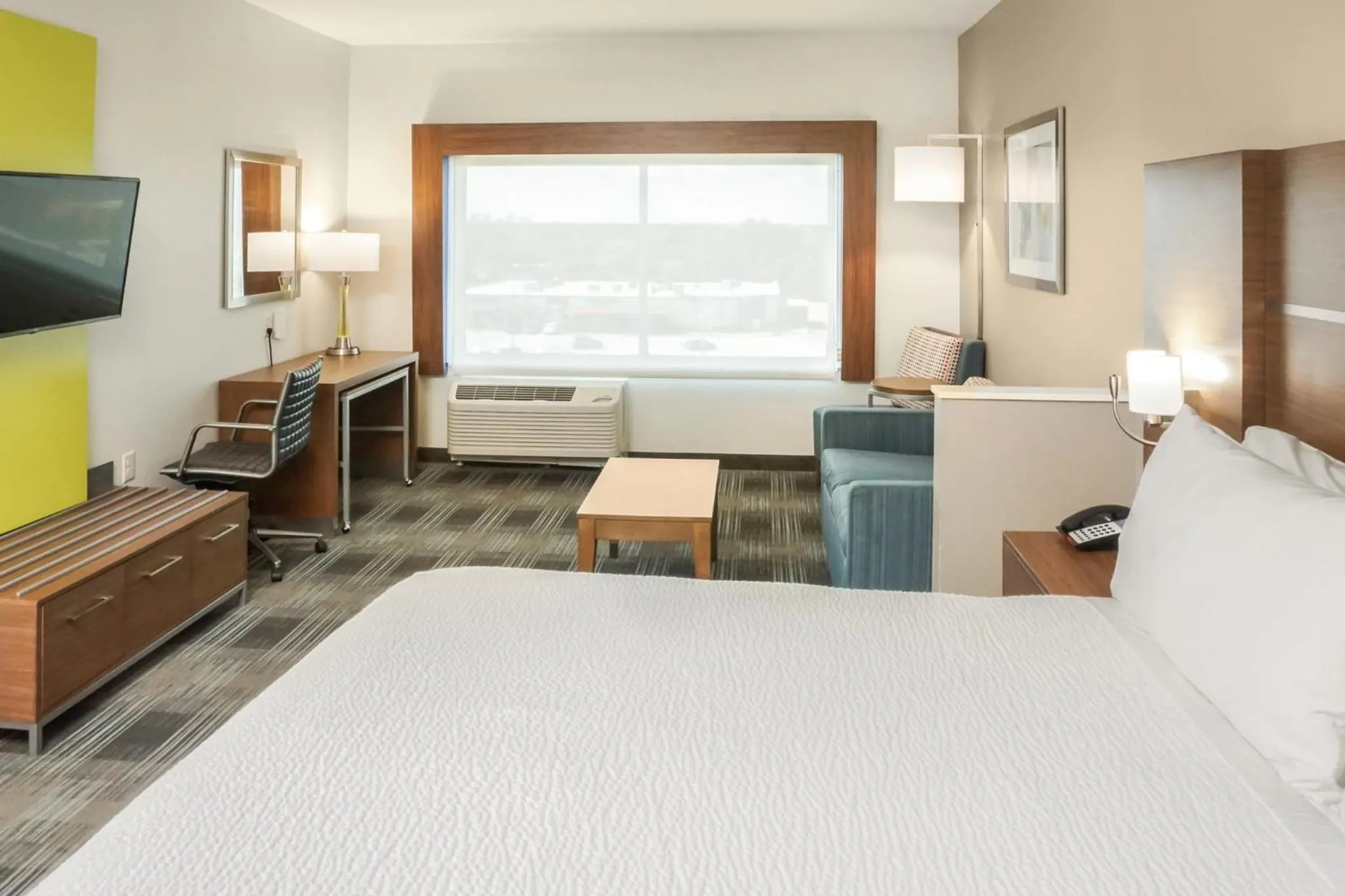 Photo of the whole room, Bed in Holiday Inn Express & Suites - Houston Westchase - Westheimer by IHG