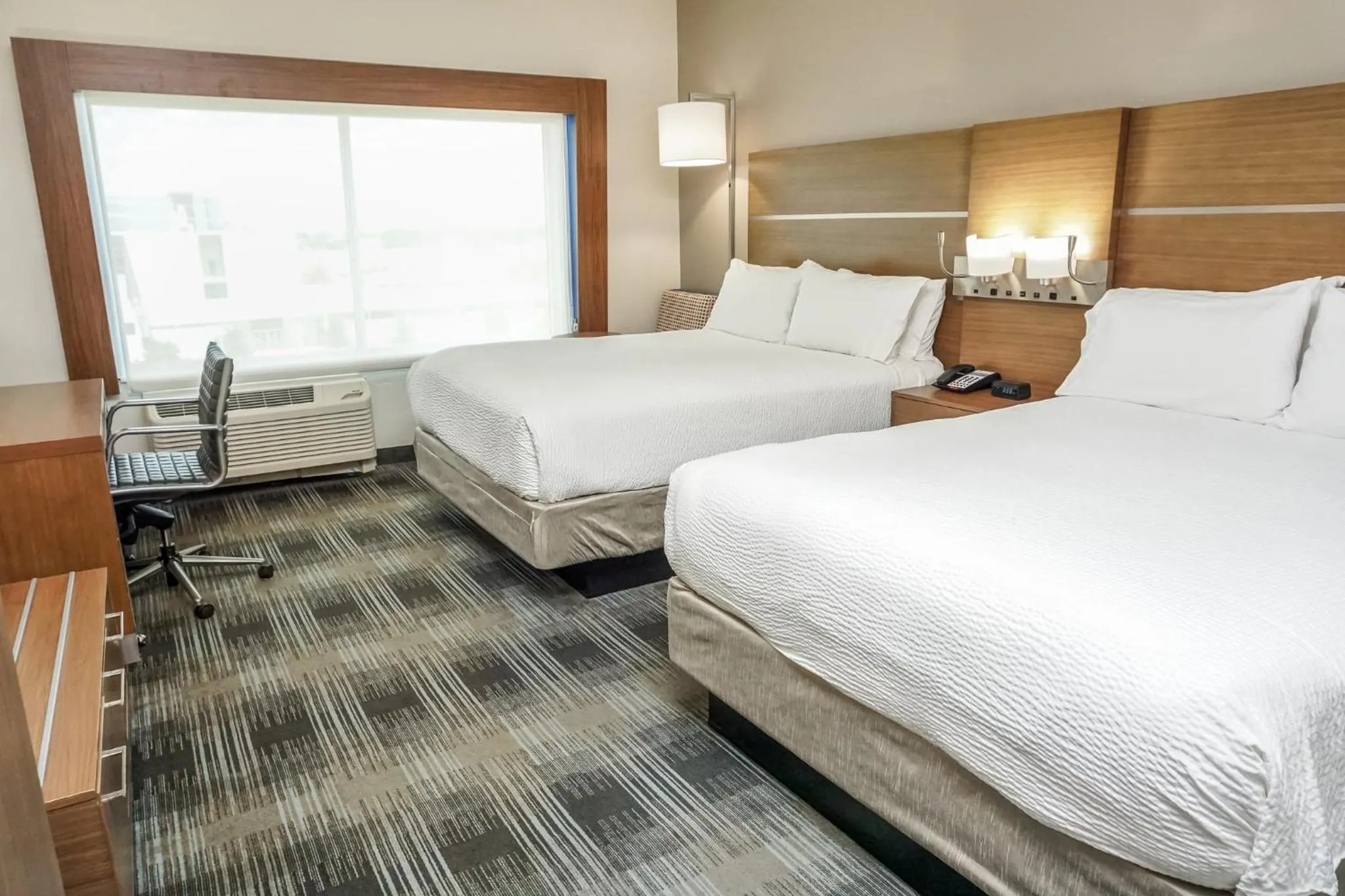 Photo of the whole room, Bed in Holiday Inn Express & Suites - Houston Westchase - Westheimer by IHG