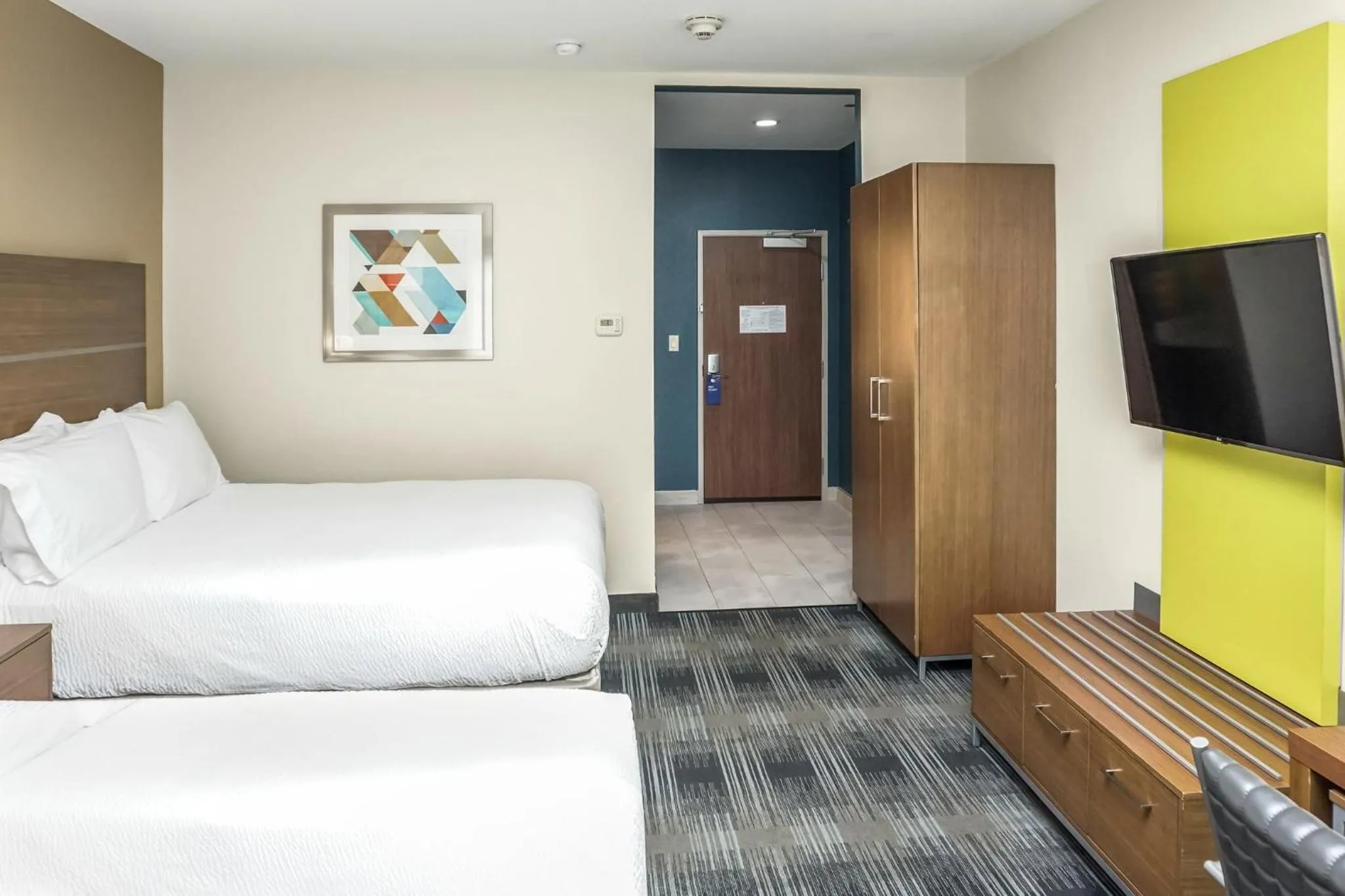 Photo of the whole room, Bed in Holiday Inn Express & Suites - Houston Westchase - Westheimer by IHG