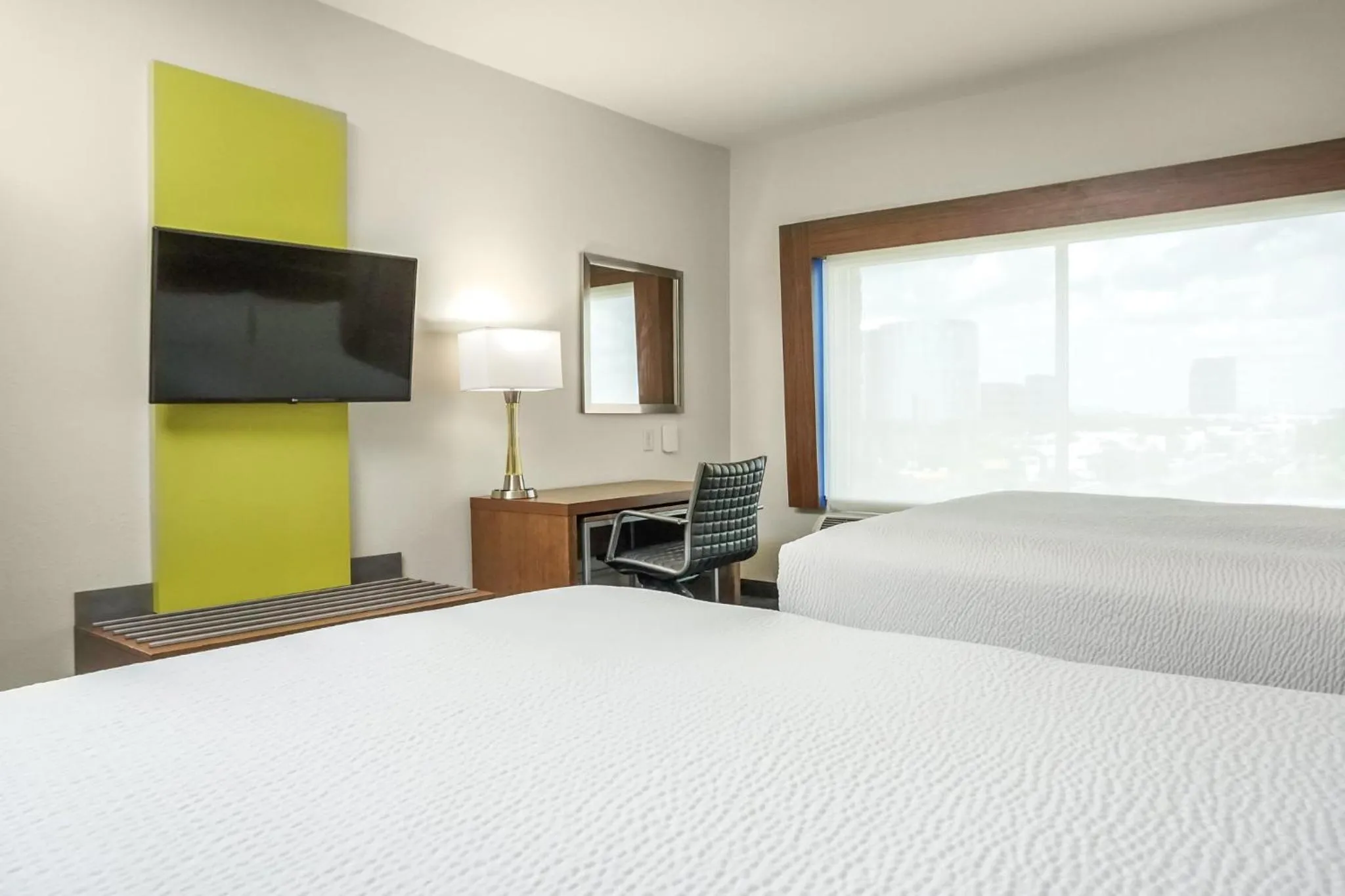 Photo of the whole room, Bed in Holiday Inn Express & Suites - Houston Westchase - Westheimer by IHG