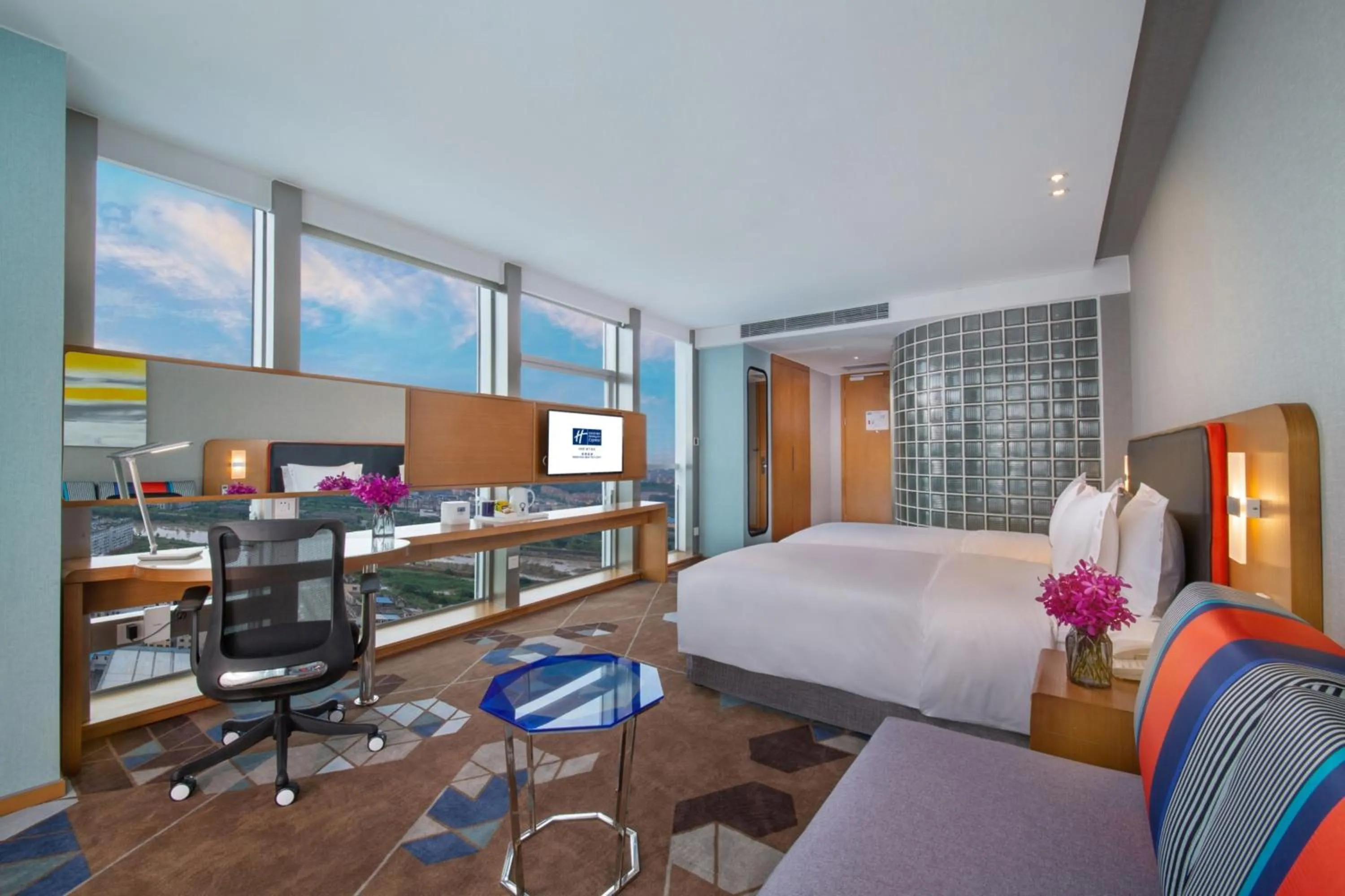Photo of the whole room, Bed in Holiday Inn Express Mianyang High-Tech Zone by IHG
