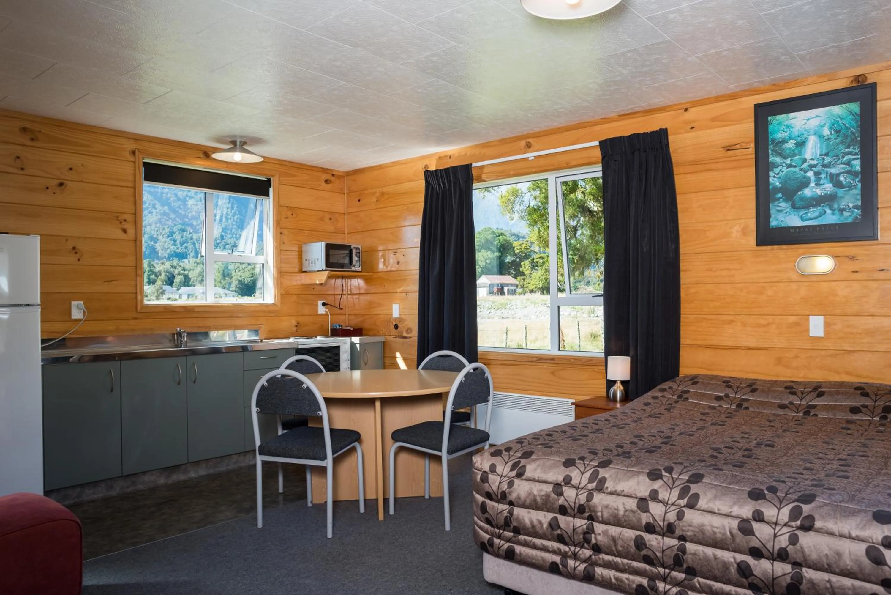 Photo of the whole room, Bed in Fox Glacier TOP 10 Holiday Park & Motels
