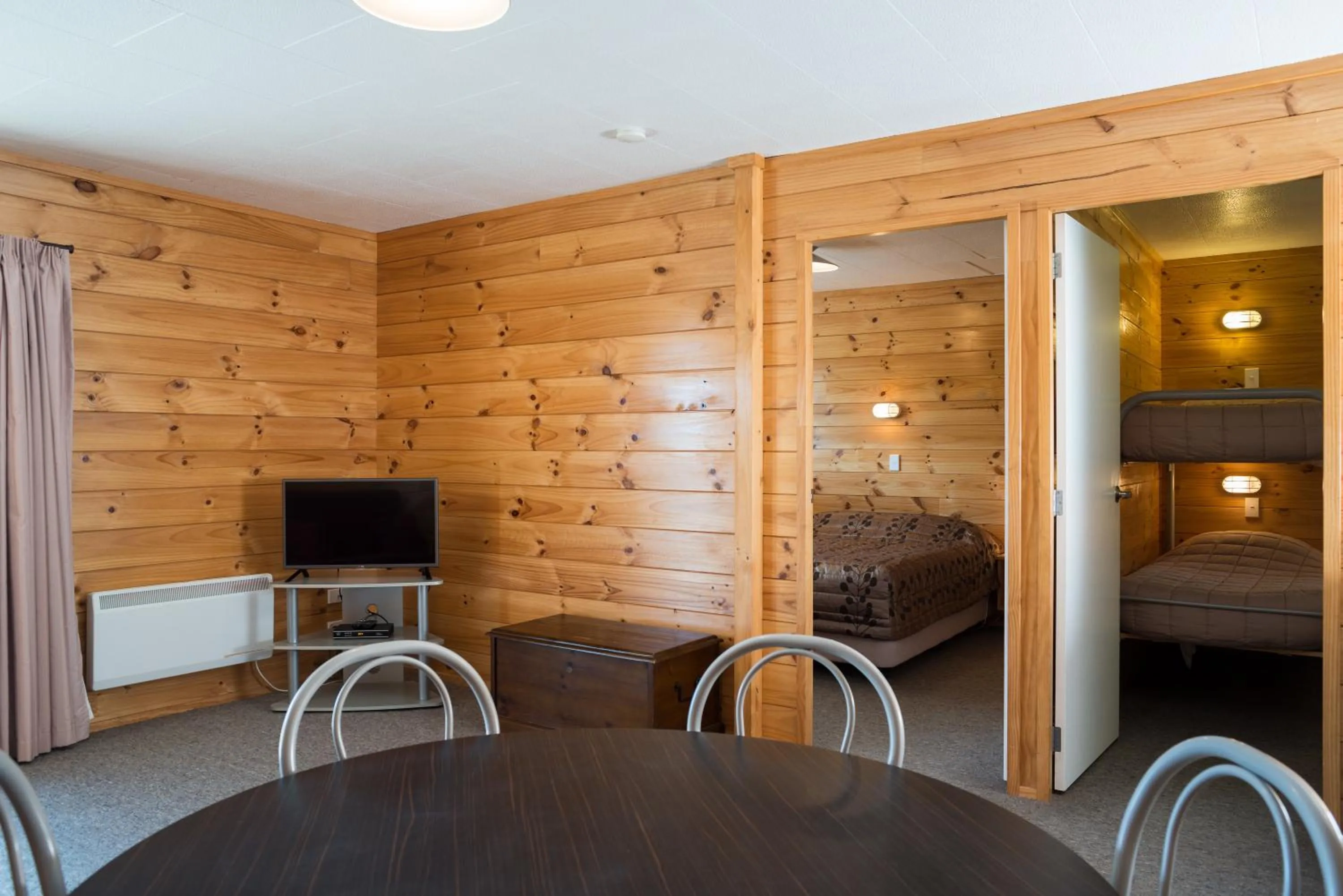 Dining area, Bed in Fox Glacier TOP 10 Holiday Park & Motels